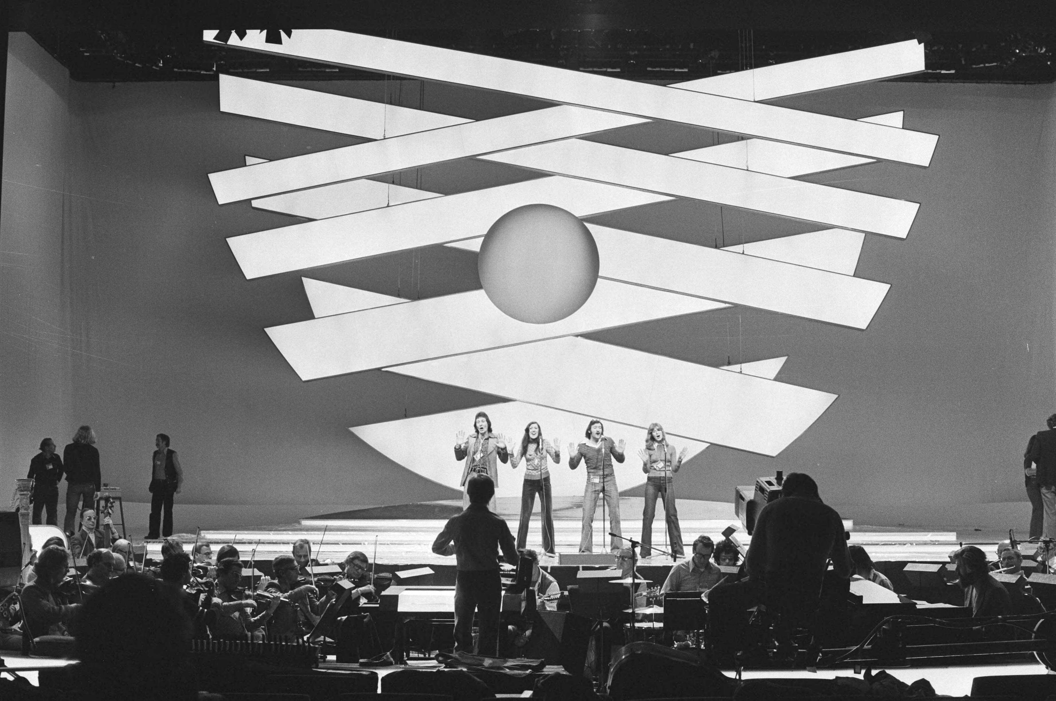 Fotocollectie Anefo — Voorbereiding Songfestival in Congresgebouw in Den Haag repetities "Brotherhood of Man" voor het verlichte decor — Foto: Mieremet, Rob / Anefo. Licentie: Set B: Rechtenvrij / Publiek Domein. Bron: Nationaal Archief. http://hdl.handle.net/10648/ac805782-d0b4-102d-bcf8-003048976d84