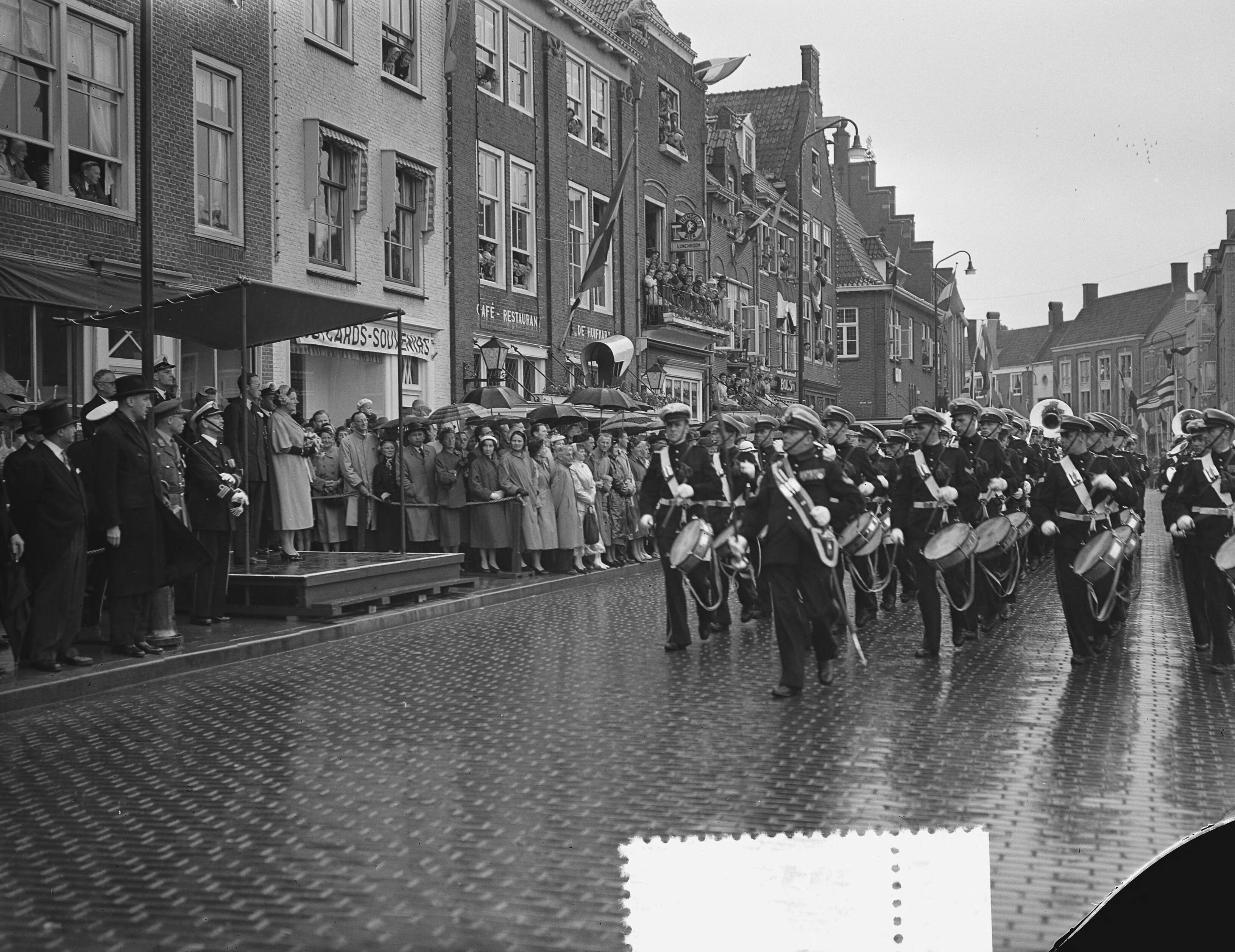 Koningin Juliana en prins Bernhard bezoeken Walcheren — Koningin Juliana en prins Bernhard bezoeken Middelburg. Defilé. Marinierskapel — Foto: Bilsen, Joop van / Anefo. Licentie: Set B: Rechtenvrij / Publiek Domein. Bron: Nationaal Archief. http://hdl.handle.net/10648/a924500c-d0b4-102d-bcf8-003048976d84