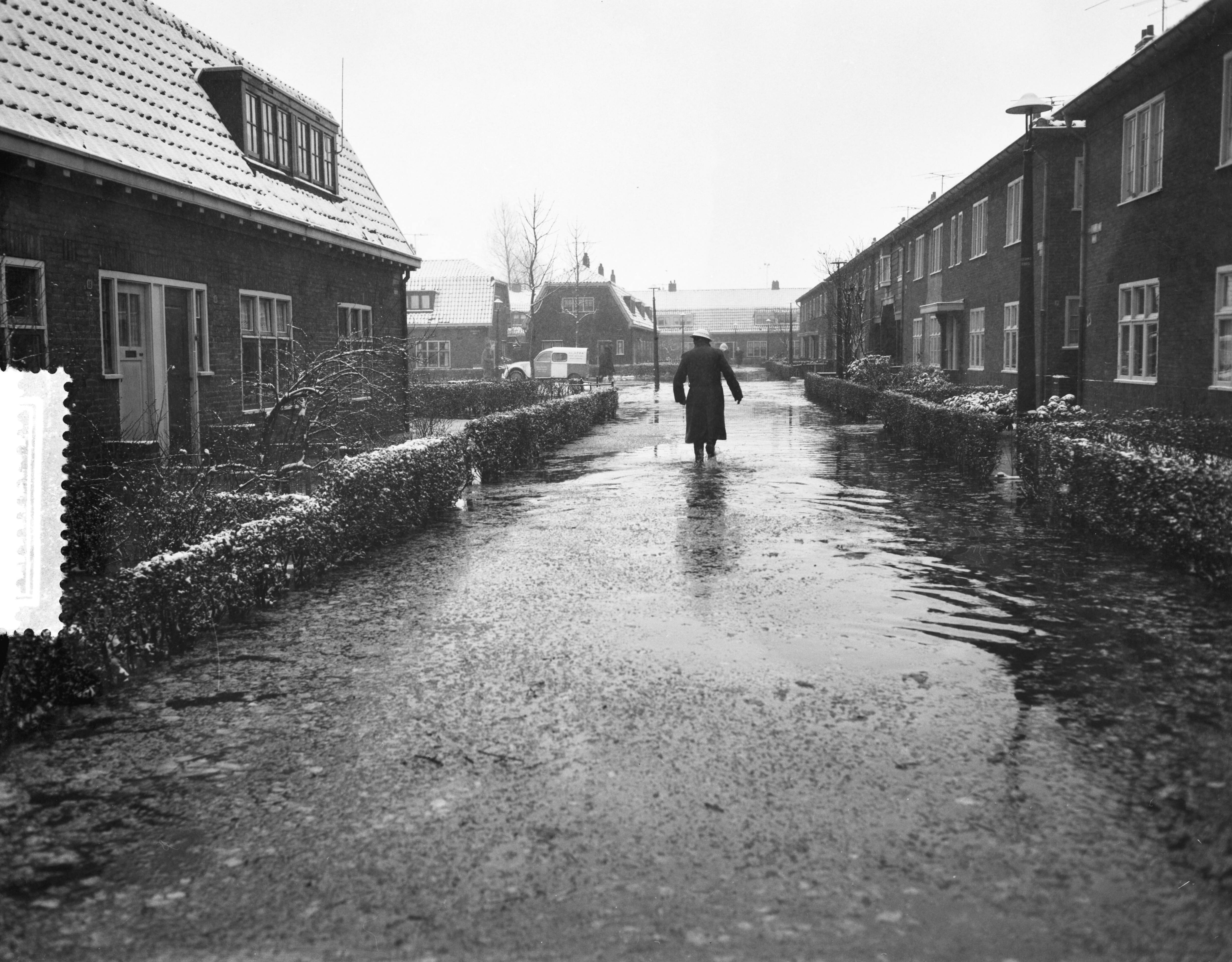 Ramp Tuindorp Oostzaan — Foto: Bilsen, Joop van / Anefo. — Licentie: Set B: Rechtenvrij / Publiek Domein. Bron: Nationaal Archief. http://hdl.handle.net/10648/a9a5c56a-d0b4-102d-bcf8-003048976d84