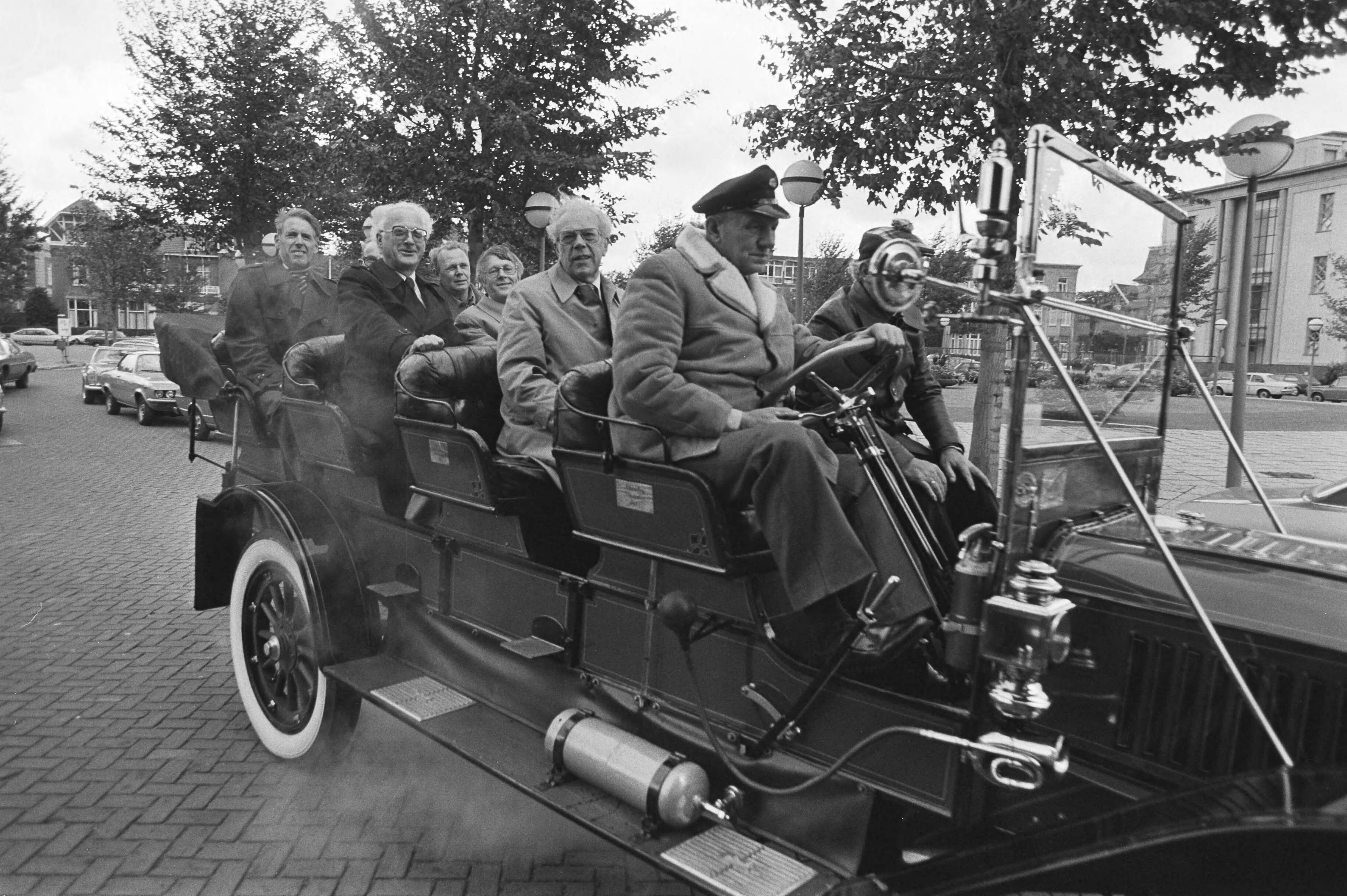 Fotocollectie Anefo — Minister Albeda begaf zich in stoomauto naar Nederlands Congresgebouw Den Haag verrichten opening symposium 125-jarig bestaan stoomwezen — Foto: Antonisse, Marcel / Anefo. Licentie: Set B: Rechtenvrij / Publiek Domein. Bron: Nationaal Archief. http://hdl.handle.net/10648/acea2f7c-d0b4-102d-bcf8-003048976d84