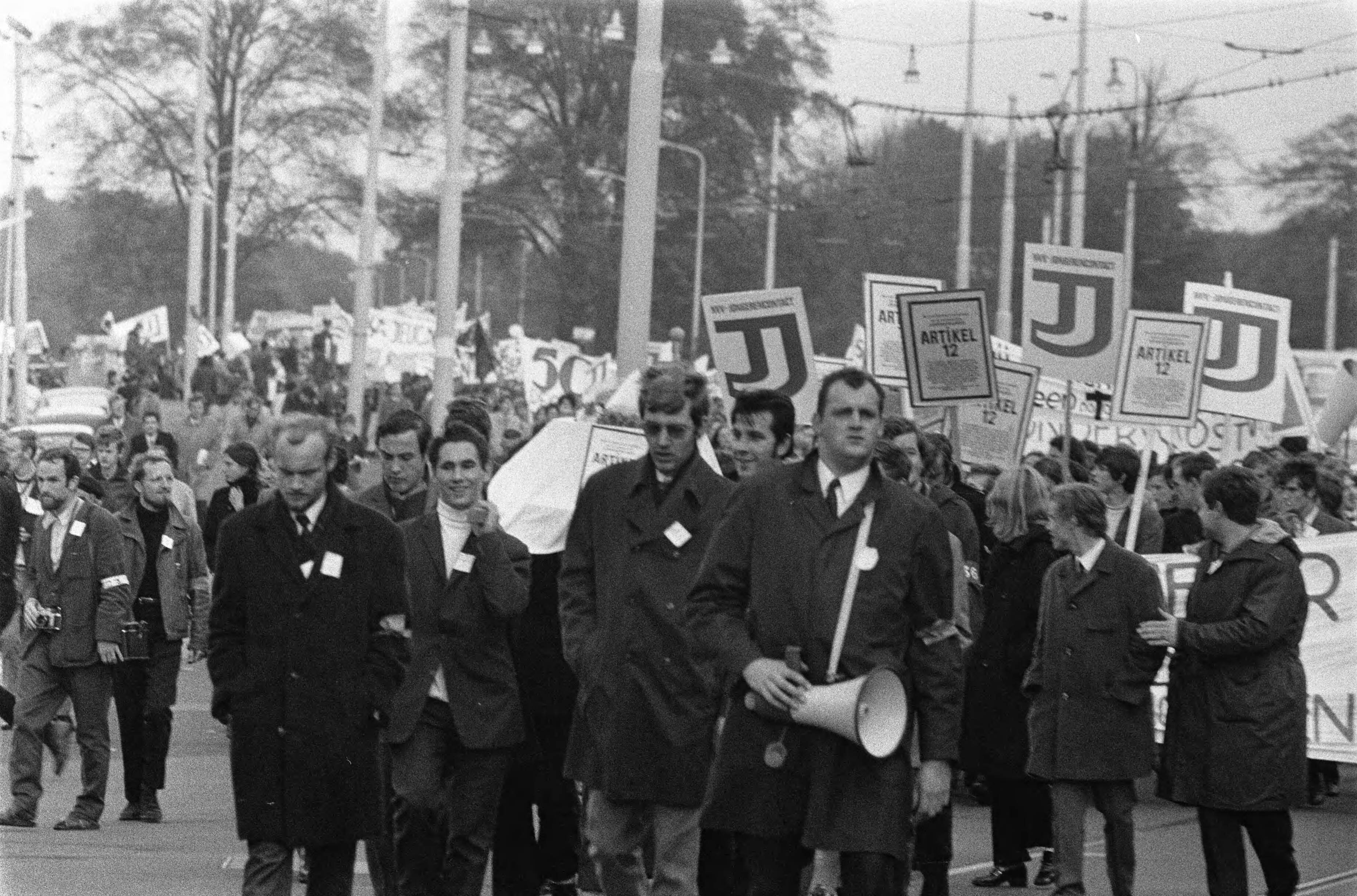 Fotocollectie Anefo — Demonstratie van Werkende Jongeren in Den Haag . Demonstranten onderweg — Foto: Verhoeff, Bert / Anefo. Licentie: Set B: Rechtenvrij / Publiek Domein. Bron: Nationaal Archief. http://hdl.handle.net/10648/ab7fb42c-d0b4-102d-bcf8-003048976d84