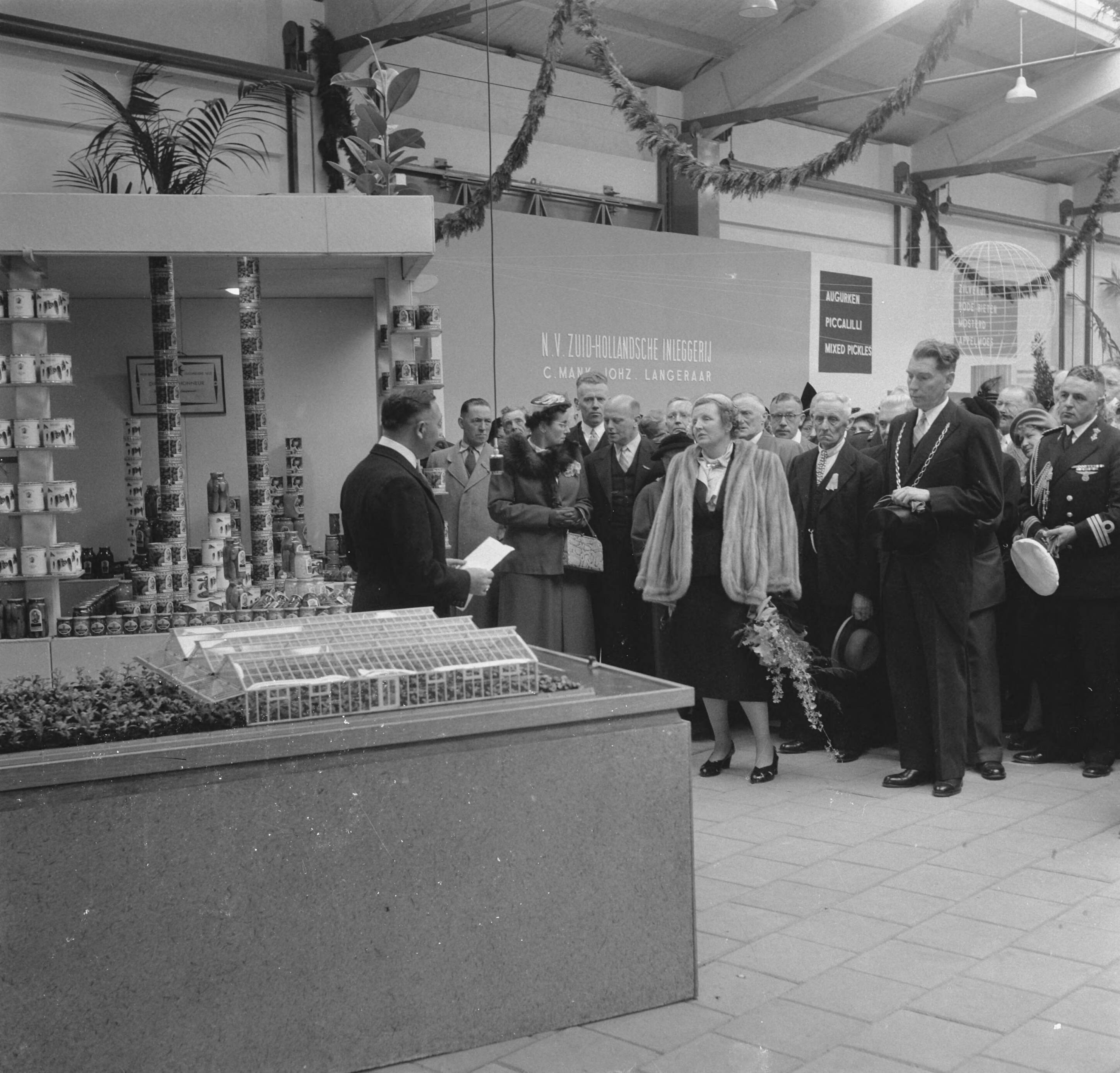 Koninklijk bezoek aan 15 gemeentes in Zuid-Holland (Rijnstreek en Merengebied) — Koningin Juliana wordt toegesproken door rijkstuinbouwconsulent ir. G.W. van der Helm na de opening van de nieuwe veilinghal van Ter Aar — Foto: Noske, J.D. / Anefo. Licentie: Set B: Rechtenvrij / Publiek Domein. Bron: Nationaal Archief. http://hdl.handle.net/10648/a9222ade-d0b4-102d-bcf8-003048976d84