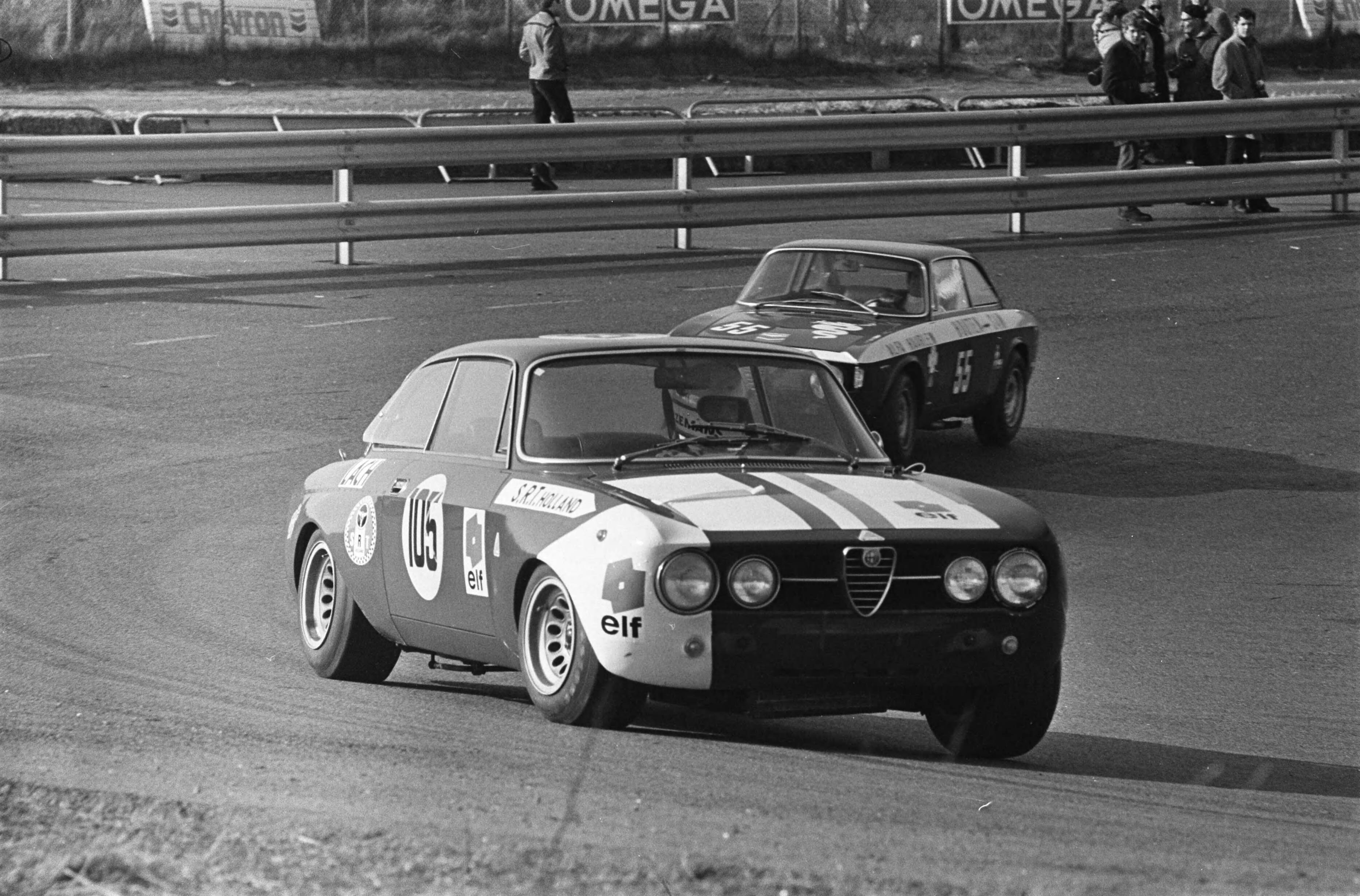 Fotocollectie Anefo — Autoraces op Zandvoort, Paasraces: Toerwagens . Alfa Romeo 1300 van het team S.R.T. Holland (Akersloot?) — Foto: Koch, Eric / Anefo. Licentie: Set B: Rechtenvrij / Publiek Domein. Bron: Nationaal Archief. http://hdl.handle.net/10648/ab92565e-d0b4-102d-bcf8-003048976d84