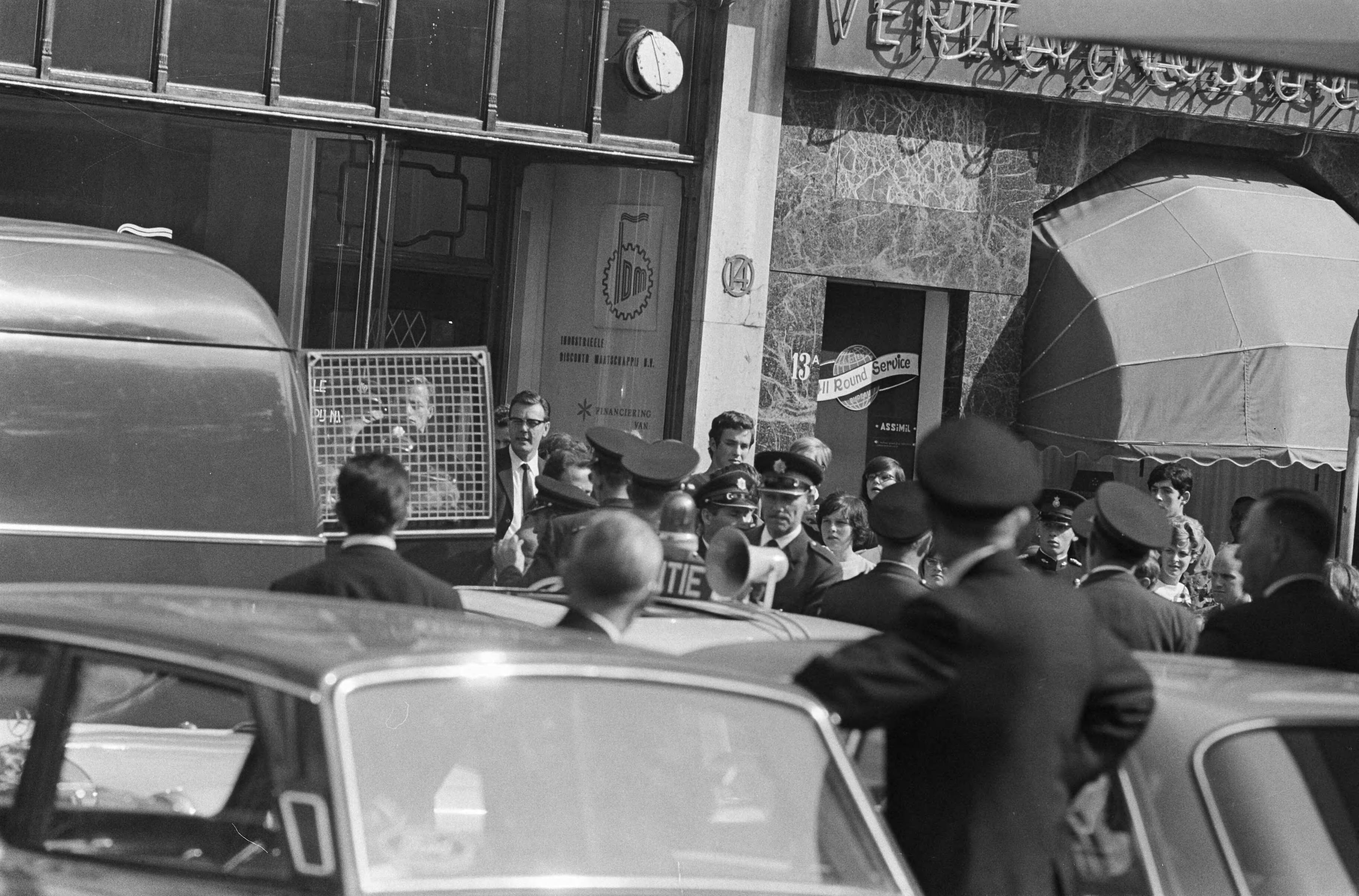 Protesterende Amsterdamse Provo's tijdens Prinsjesdag 1966 in Den Haag — Rellen in de Haagse binnenstad — Foto: Fotograaf Onbekend / Anefo. Licentie: Set B: Rechtenvrij / Publiek Domein. Bron: Nationaal Archief. http://hdl.handle.net/10648/aafd49a6-d0b4-102d-bcf8-003048976d84