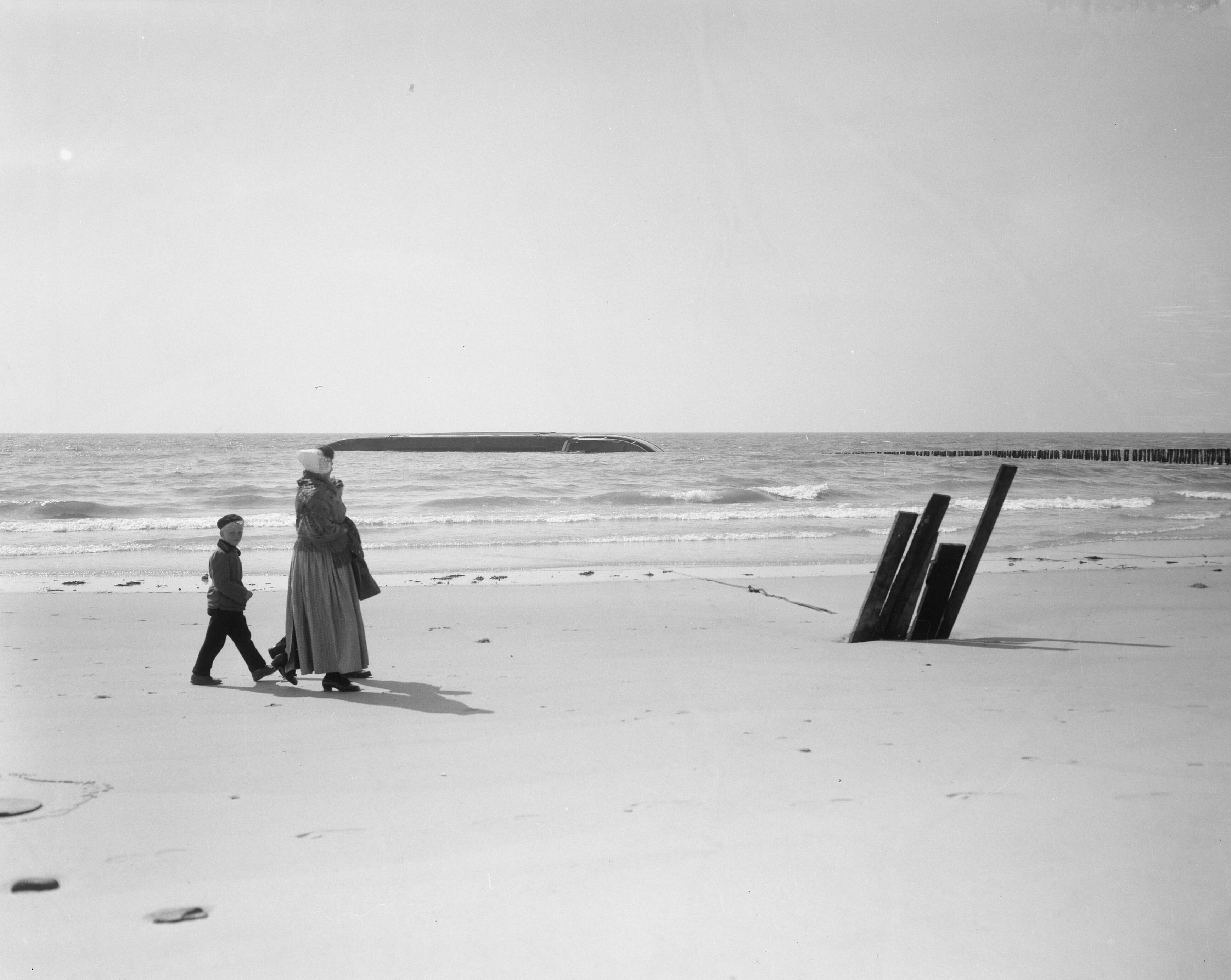 Fotocollectie Anefo — De gekapseisde coaster "Achilles" bij Westkapelle tijdens hoogwater — Foto: Bilsen, Joop van / Anefo. Licentie: Set B: Rechtenvrij / Publiek Domein. Bron: Nationaal Archief. http://hdl.handle.net/10648/a95d2922-d0b4-102d-bcf8-003048976d84