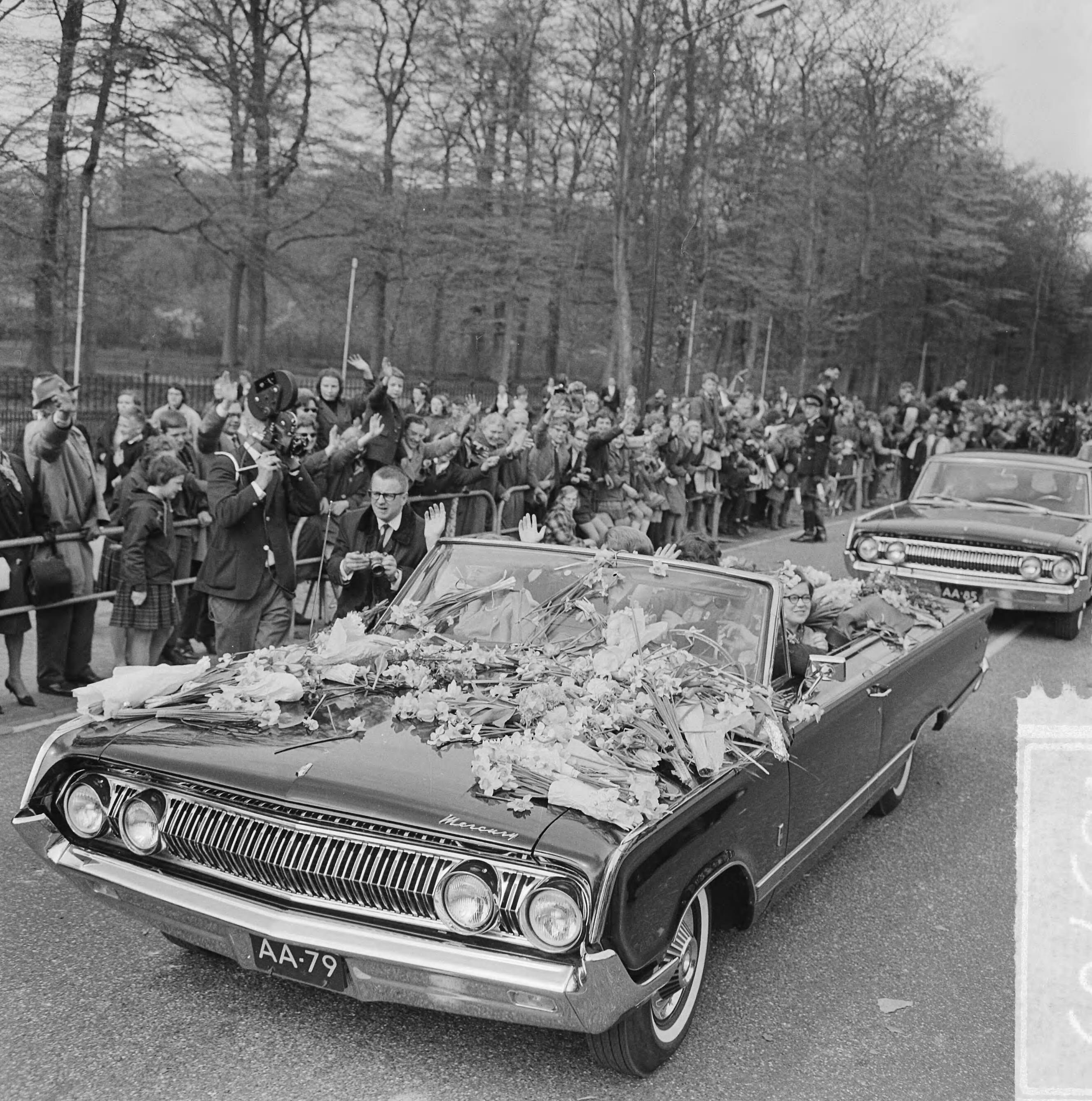 Koninginnedag 1964 — Defilé Soestdijk, tijdens autorit buiten het paleis — Foto: Koch, Eric / Anefo. Licentie: Set B: Rechtenvrij / Publiek Domein. Bron: Nationaal Archief. http://hdl.handle.net/10648/aa66c49a-d0b4-102d-bcf8-003048976d84