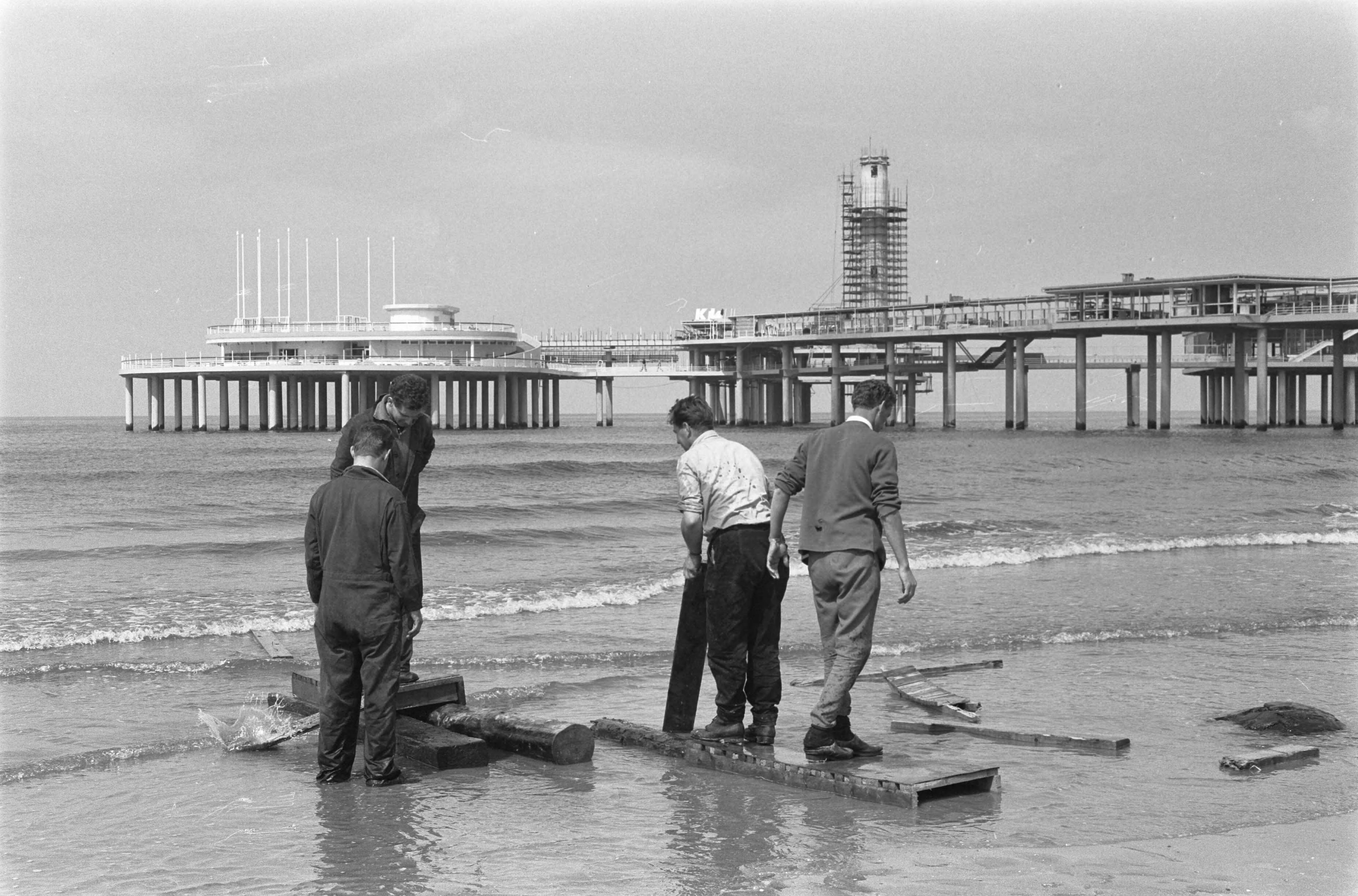 Fotocollectie Anefo — De nieuwe Pier in Scheveningen. Strandbeeld met in de achtergrond de nieuwe pier in aanbouw — Foto: Pot, Harry / Anefo. Licentie: Set B: Rechtenvrij / Publiek Domein. Bron: Nationaal Archief. http://hdl.handle.net/10648/a9d2e11c-d0b4-102d-bcf8-003048976d84
