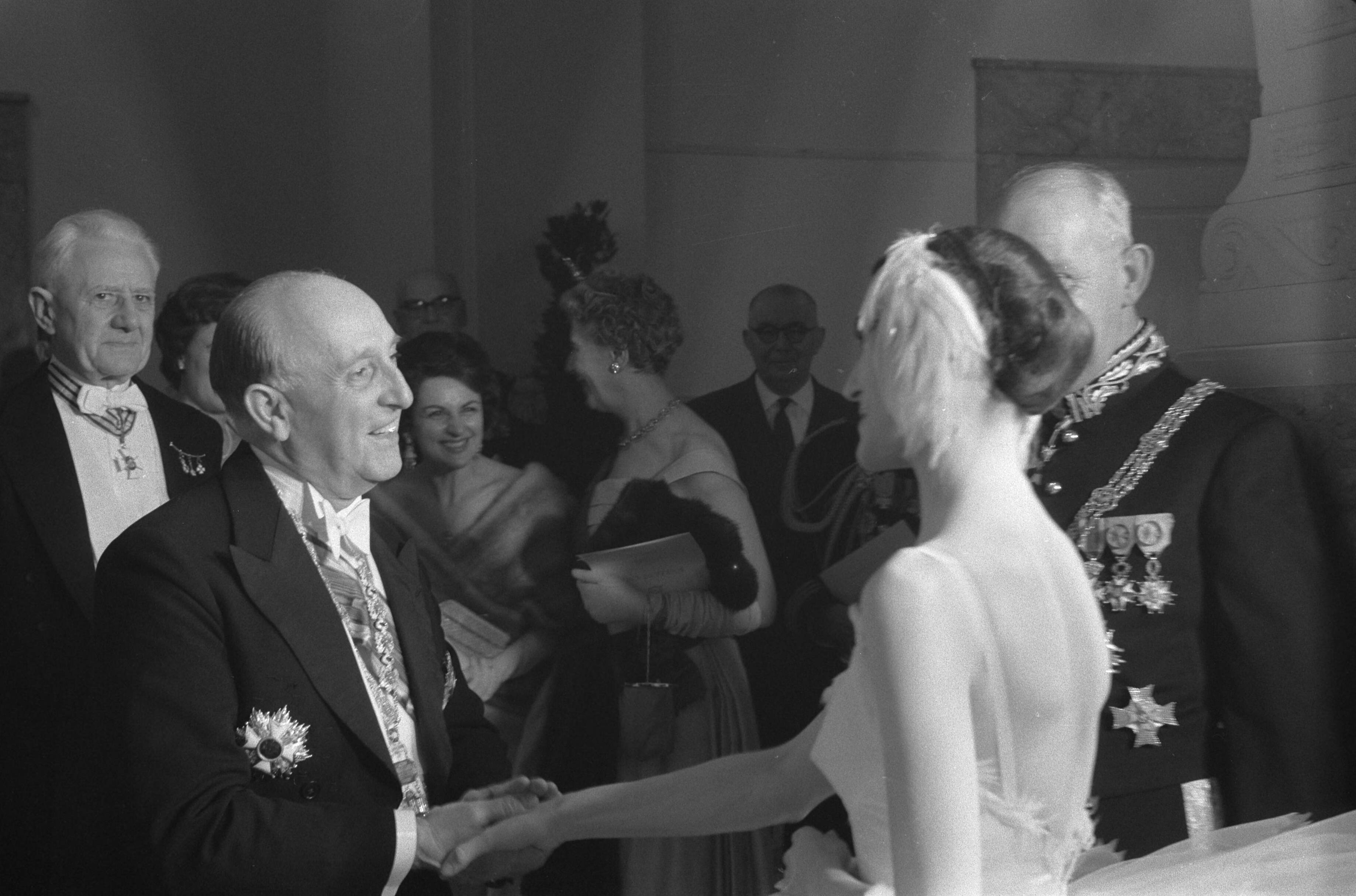 Staatsbezoek van de president van Peru, Manuel Prado, aan Nederland (1960) — Bezoek aan de Koninklijke Schouwburg in Den Haag, voorstellen van de dansers — Foto: Pot, Harry / Anefo. Licentie: Set B: Rechtenvrij / Publiek Domein. Bron: Nationaal Archief. http://hdl.handle.net/10648/a9a98ef2-d0b4-102d-bcf8-003048976d84