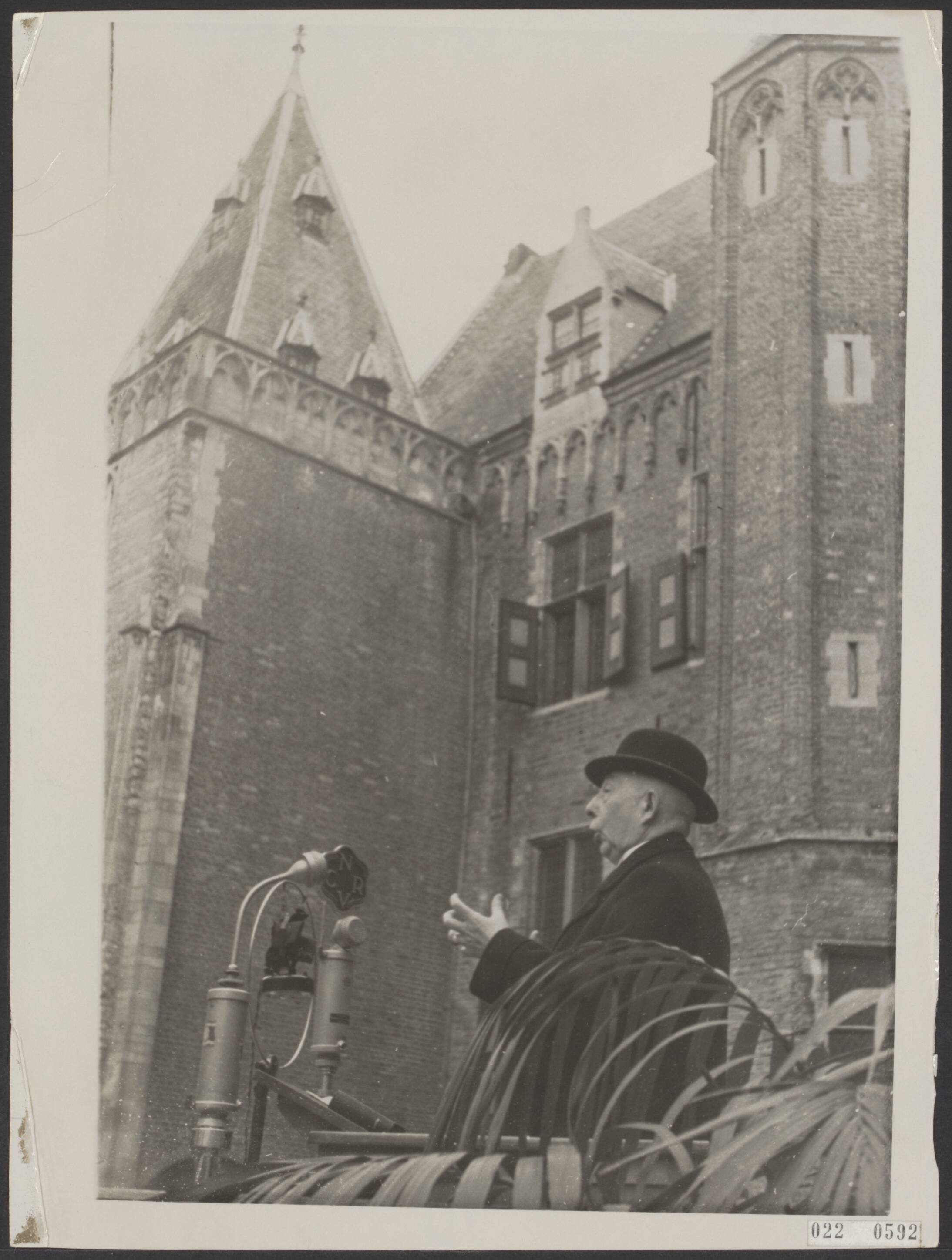 Fotocollectie Elsevier Binnenland — 49ste Bondsdag van de Nederlandse Bond van Jongelingsverenigingen op Gereformeerde Grondslag te Middelburg. Minister-president H. Colijn spreekt op het Abdijplein de menigte toe — Foto: N.V. Polygoon. Licentie: Set B: Rechtenvrij / Publiek Domein. Bron: Nationaal Archief. http://hdl.handle.net/10648/add28fe2-d0b4-102d-bcf8-003048976d84