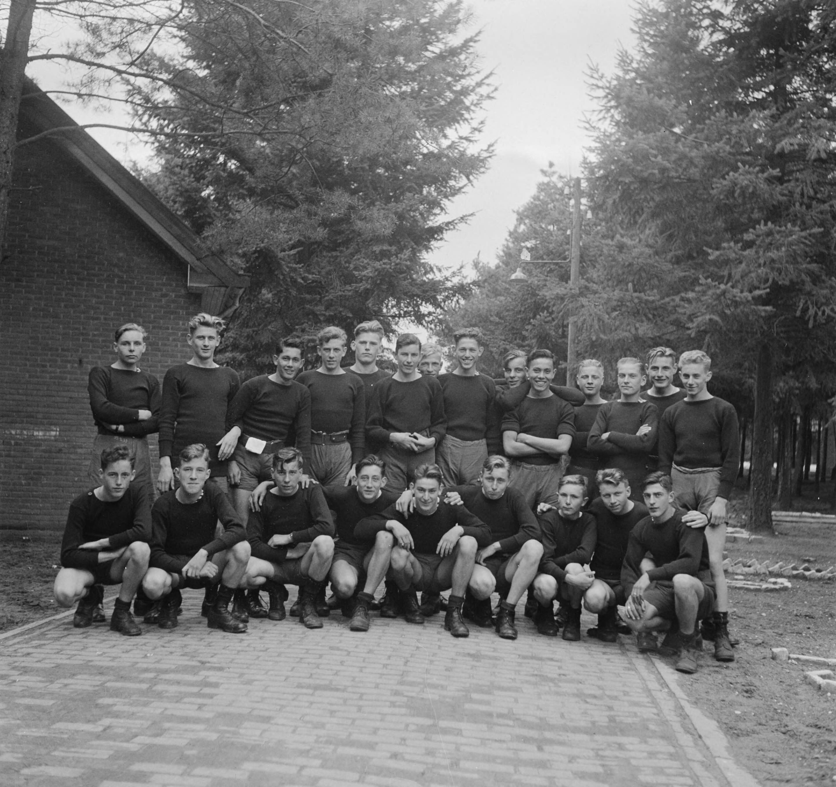 MOK Hilversum 1948 — MOK Hilversum. Matrozen in sportkleding — Foto: Steenkamp, B.J.J. (Ben) / Anefo. Licentie: Set B: Rechtenvrij / Publiek Domein. Bron: Nationaal Archief. http://hdl.handle.net/10648/a8bd9402-d0b4-102d-bcf8-003048976d84