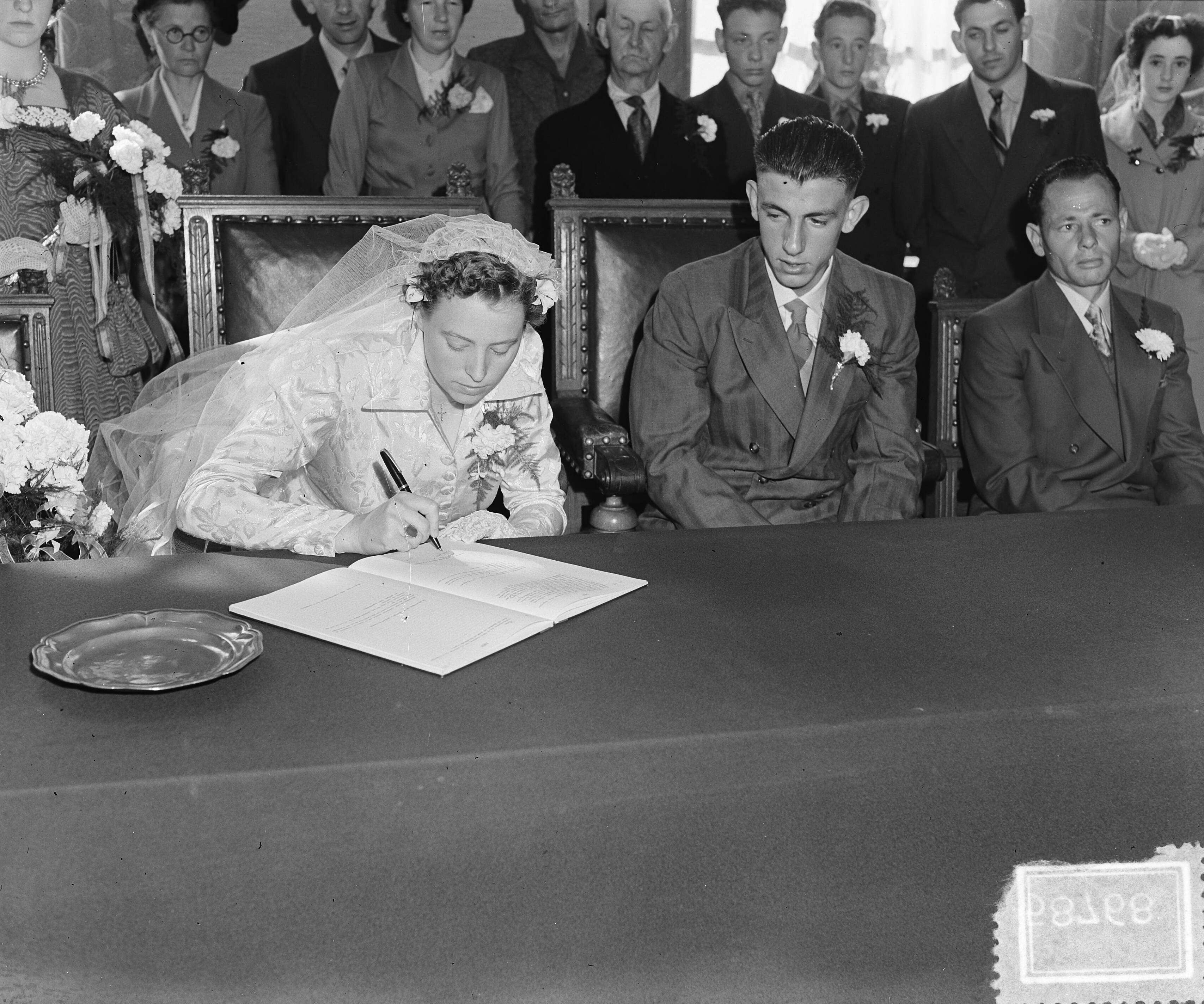 Huwelijk wielrenner Thijs Roks in Zundert — Wielrenner Thijs Roks met zijn bruid Maria Billet in het stadhuis van Zundert — Foto: Duinen, H. van / Anefo. Licentie: Set B: Rechtenvrij / Publiek Domein. Bron: Nationaal Archief. http://hdl.handle.net/10648/a910df90-d0b4-102d-bcf8-003048976d84