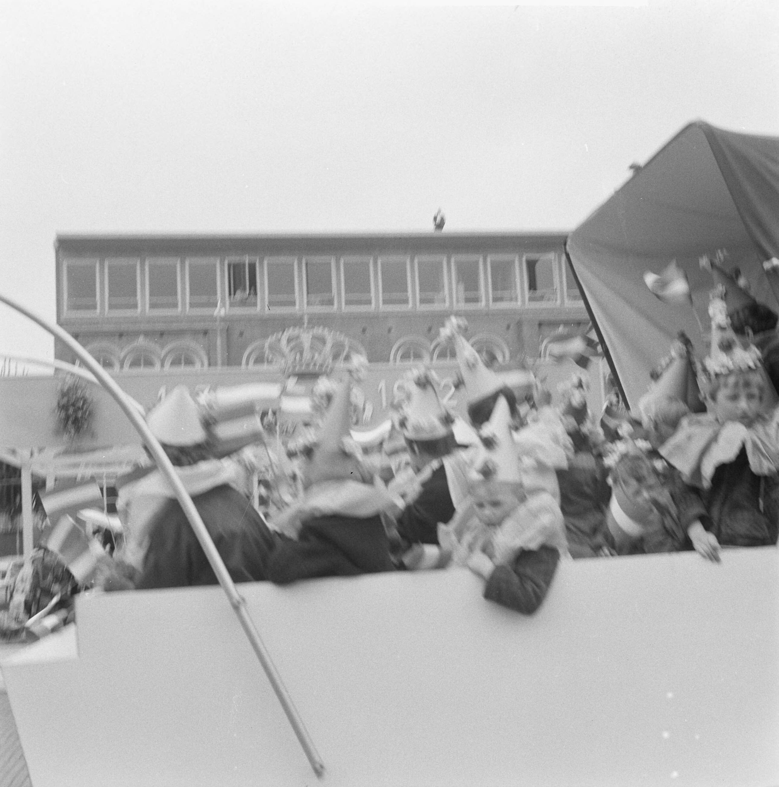Koninklijk bezoek aan Groningen en Friesland (1962) — Koninklijk bezoek aan Leeuwarden — Foto: Merk, Ben / Anefo. Licentie: Set B: Rechtenvrij / Publiek Domein. Bron: Nationaal Archief. http://hdl.handle.net/10648/aa0717f2-d0b4-102d-bcf8-003048976d84