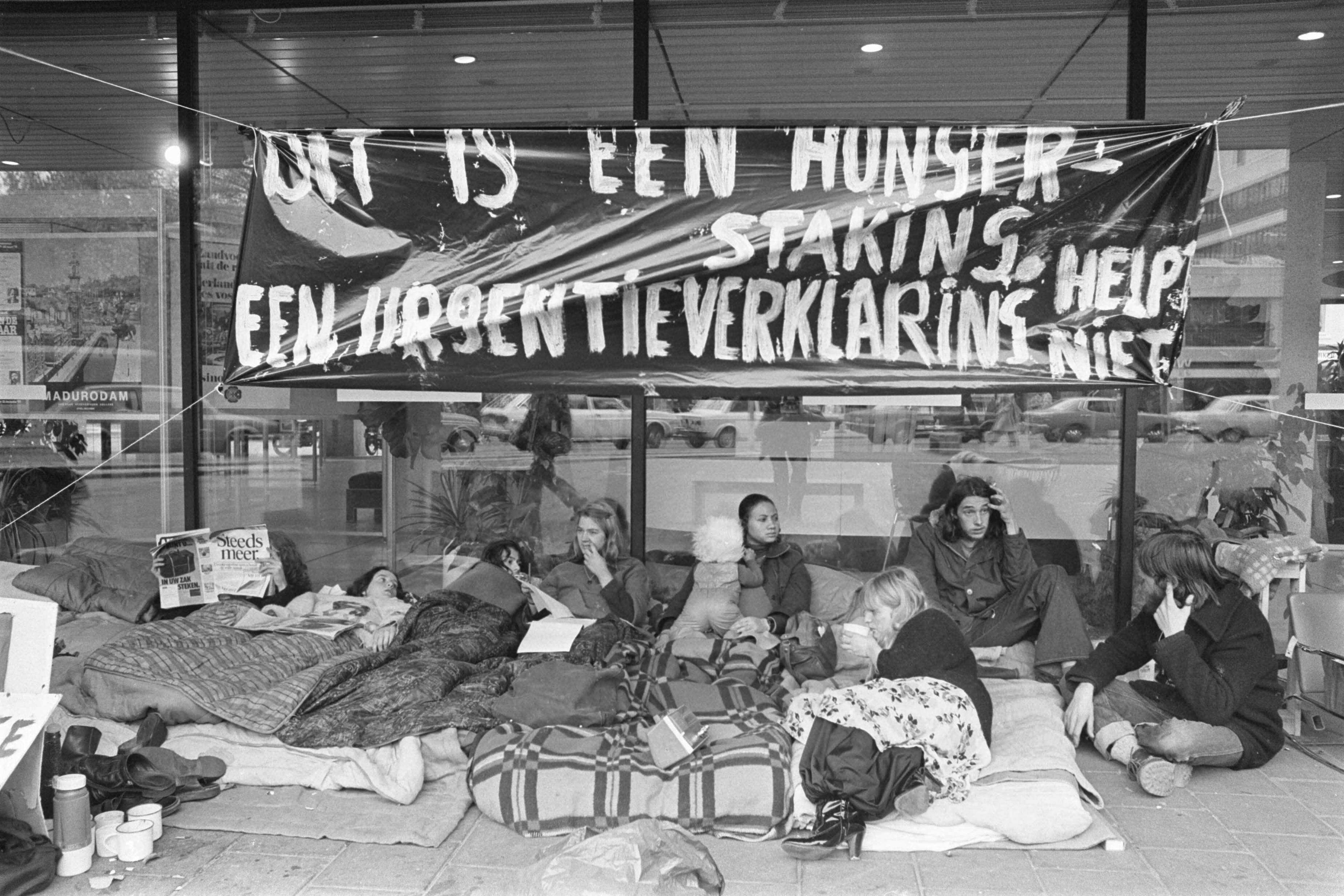 Fotocollectie Anefo — Surinaamse vrouw in hongerstaking voor stadhuis in Den Haag — Foto: Verhoeff, Bert / Anefo. Licentie: Set B: Rechtenvrij / Publiek Domein. Bron: Nationaal Archief. http://hdl.handle.net/10648/aca61fbc-d0b4-102d-bcf8-003048976d84