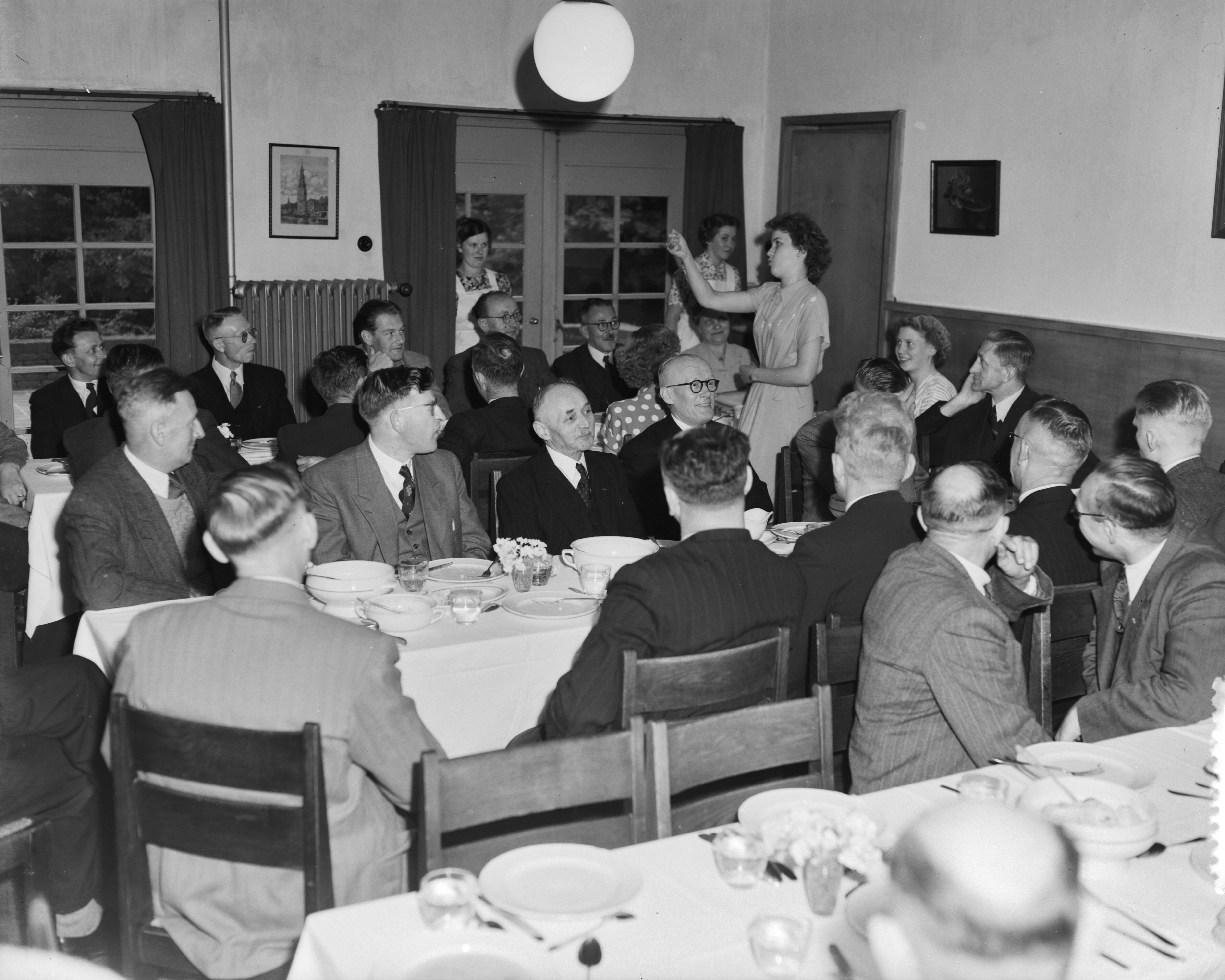 Vergadering Nederlands Christelijke Bond van Werknemers in de Textiel- en Kledingbedrijven te Zeist — Tweedaags congres van de Nederlandse Christelijke Bond van Werknemers in de Textiel- en Kledingbedrijven "Unitas" in conferentieoord Woudschoten te Zeist — Foto: Consenheim, Wim / Anefo. Licentie: Set B: Rechtenvrij / Publiek Domein. Bron: Nationaal Archief. http://hdl.handle.net/10648/a8fbc3da-d0b4-102d-bcf8-003048976d84