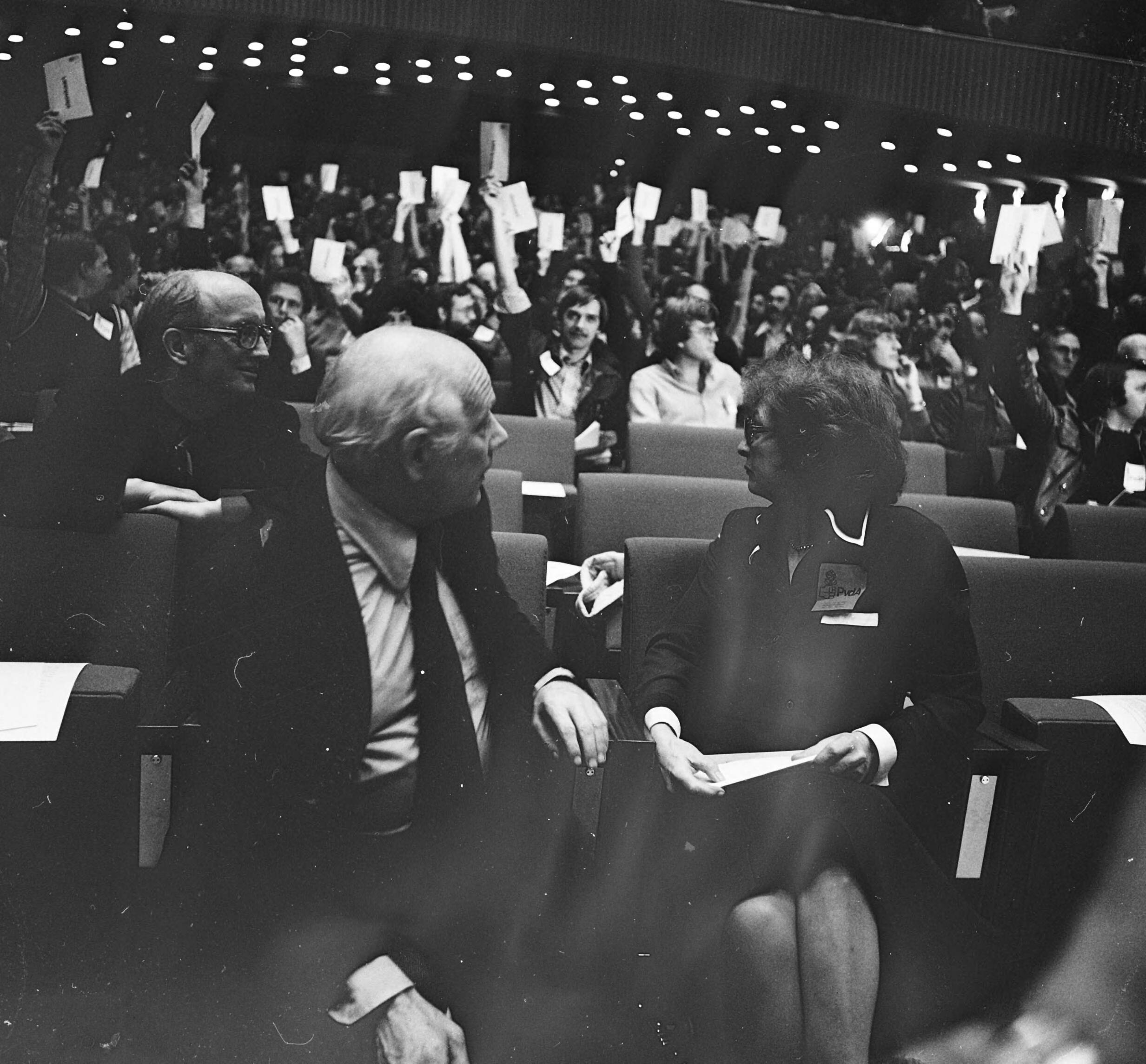 Fotocollectie Anefo — Buitengewoon congres PvdA in Den Haag ; Den Uyl kijkt naar stemming — Foto: Croes, Rob C. / Anefo. Licentie: Set B: Rechtenvrij / Publiek Domein. Bron: Nationaal Archief. http://hdl.handle.net/10648/aca5d0ca-d0b4-102d-bcf8-003048976d84