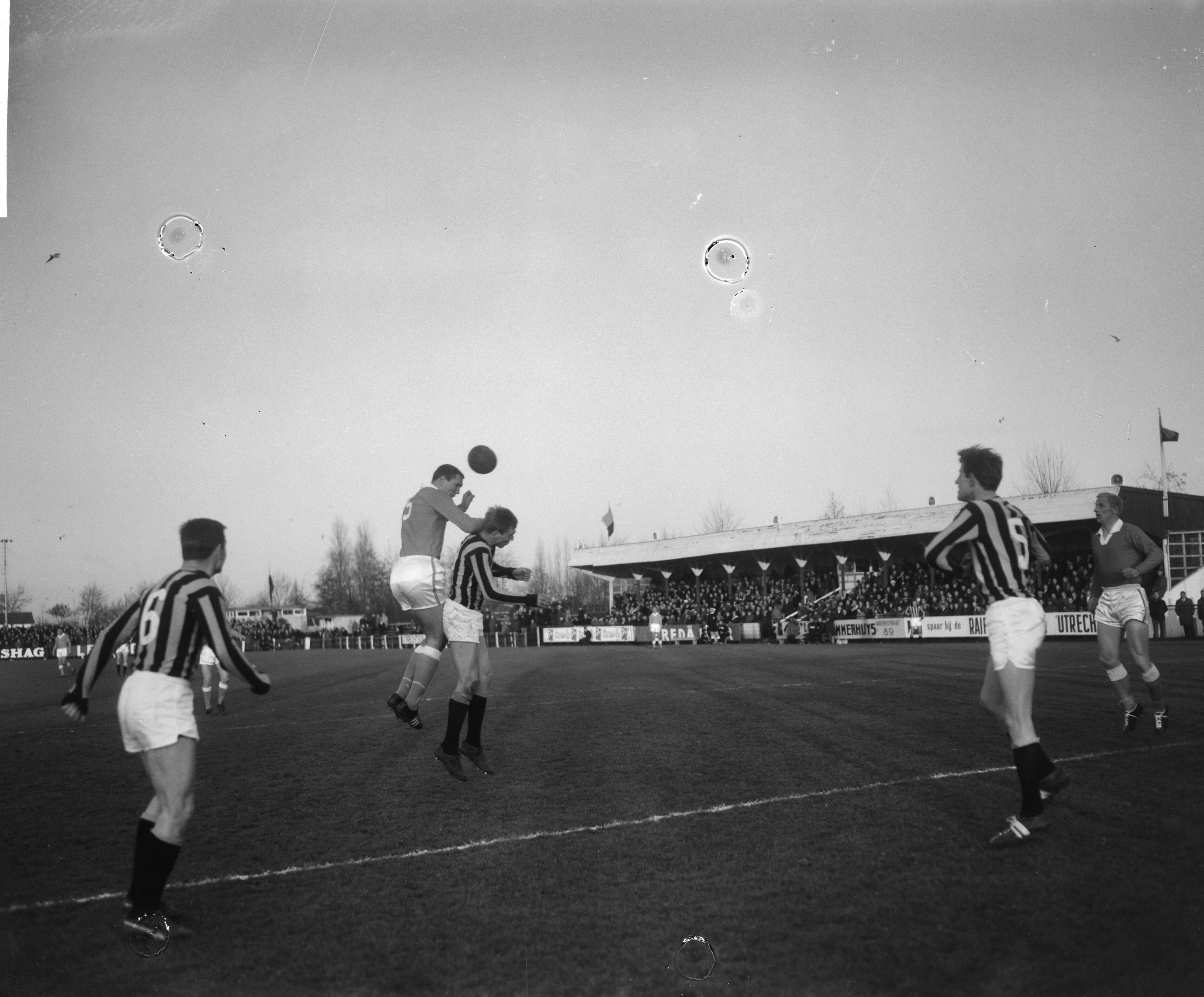 Voetbalwedstrijd Velox - RKSV Volendam te Utrecht: 1-1 — Voetballer Jannie Schilder bij het scoren van een gelijkmaker voor RKSV Volendam — Foto: Bilsen, Joop van / Anefo. Licentie: Set B: Rechtenvrij / Publiek Domein. Bron: Nationaal Archief. http://hdl.handle.net/10648/aacd9f94-d0b4-102d-bcf8-003048976d84
