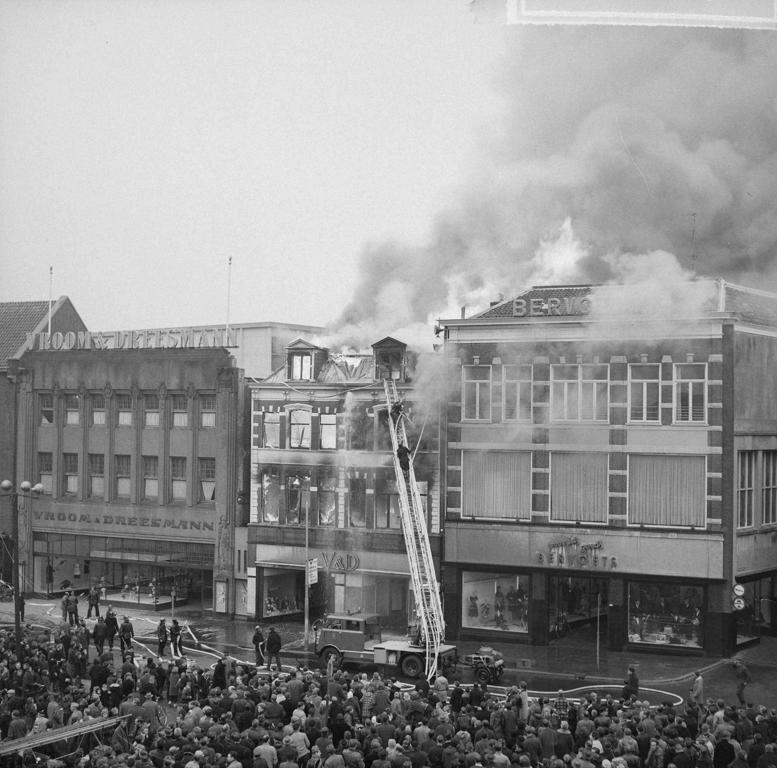 Fotocollectie Anefo — Brand bij V&D te Leeuwarden. Overzicht van de brand — Foto: Fotograaf Onbekend / Anefo. Licentie: Set B: Rechtenvrij / Publiek Domein. Bron: Nationaal Archief. http://hdl.handle.net/10648/aa2ed292-d0b4-102d-bcf8-003048976d84