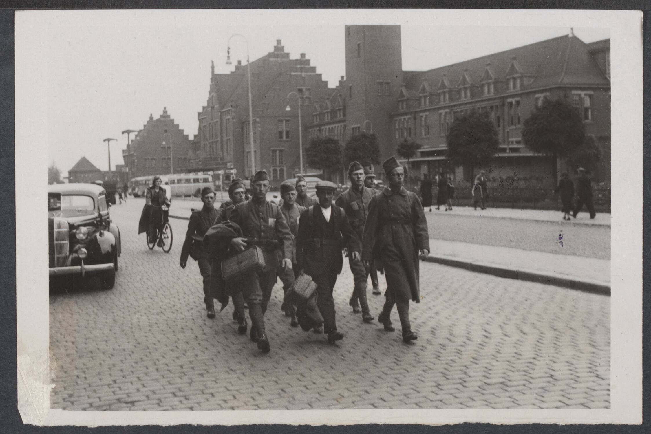 Mobilisatie; voorgeschiedenis W.O.II enz. - Nederland — Kwestie Duitsland-Tsjechoslowakijke. De Grensverdediging in Limburg. 1) Aankomst der opgeroepenen aan het station 'Maastricht — Foto: R.K. Foto-persbureau "Het Zuiden" / Rechtenvrij. Licentie: Set B: Rechtenvrij / Publiek Domein. Bron: Nationaal Archief. http://hdl.handle.net/10648/6cb3b157-ee5e-fbbd-853b-af21e6a257b5