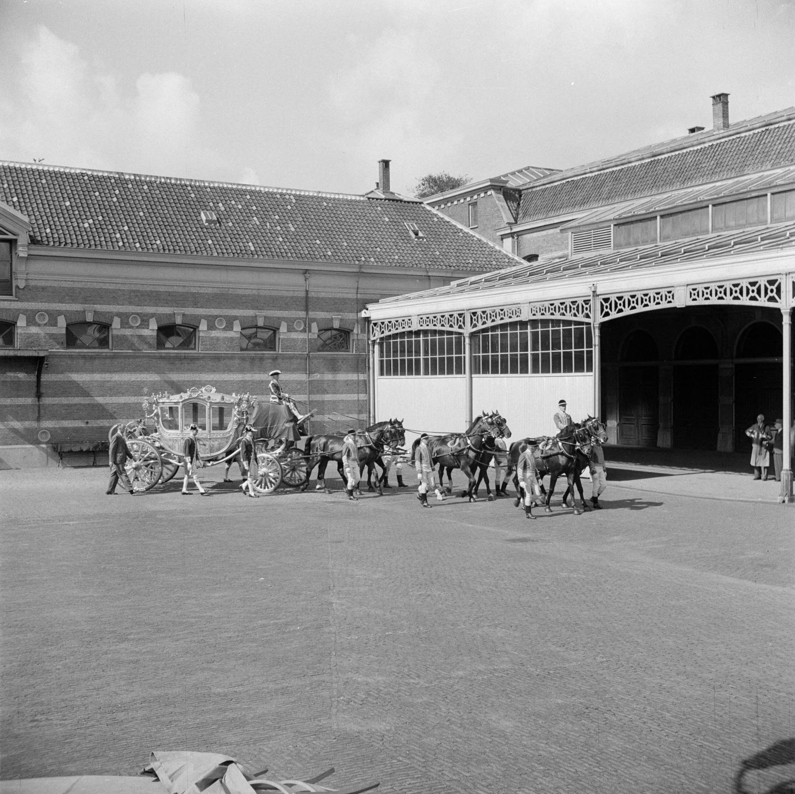 Troonsafstand koningin Wilhelmina / Inhuldiging van koningin Juliana — Voorbereidingen. Repetitie met de Gouden Koets op de binnenplaats van het Koninklijk Staldepartement in Den Haag. — Foto: Poll, Willem van de. Licentie: Set B: Rechtenvrij / Publiek Domein. Bron: Nationaal Archief. http://hdl.handle.net/10648/aee705f2-d0b4-102d-bcf8-003048976d84