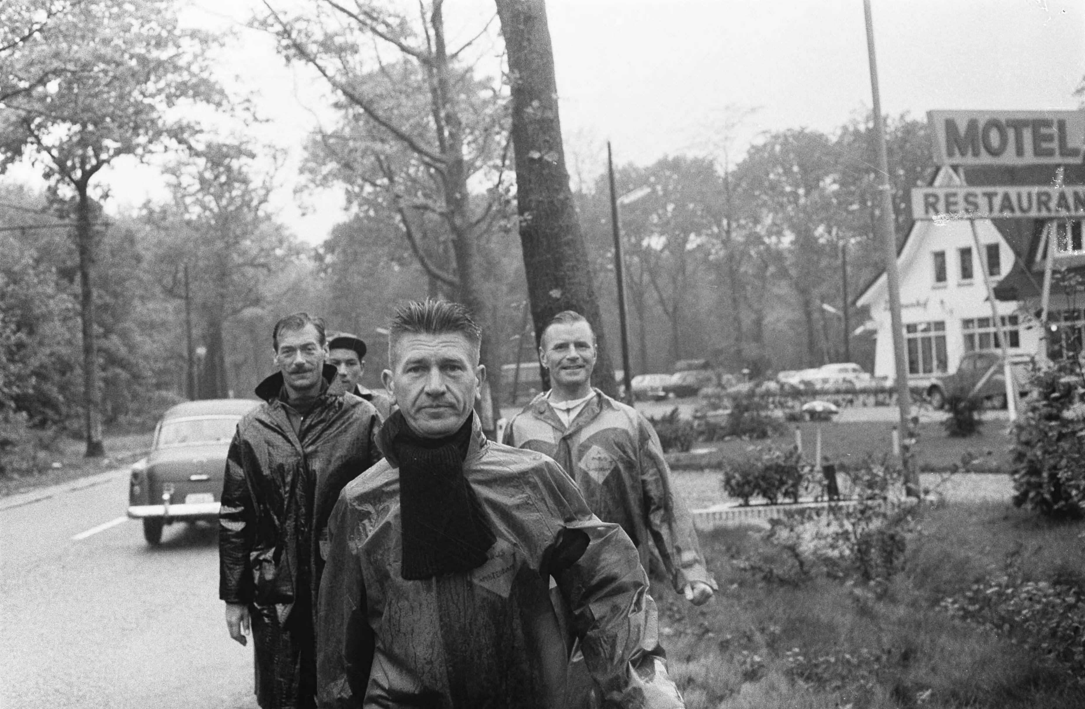 Fotocollectie Anefo — Wandelmars Parijs- Amsterdam, voorop de Nederlandse kampioen 50 km snelwandelen, Jan van Dijk — Foto: Pot, Harry / Anefo. Licentie: Set B: Rechtenvrij / Publiek Domein. Bron: Nationaal Archief. http://hdl.handle.net/10648/aa7e510a-d0b4-102d-bcf8-003048976d84