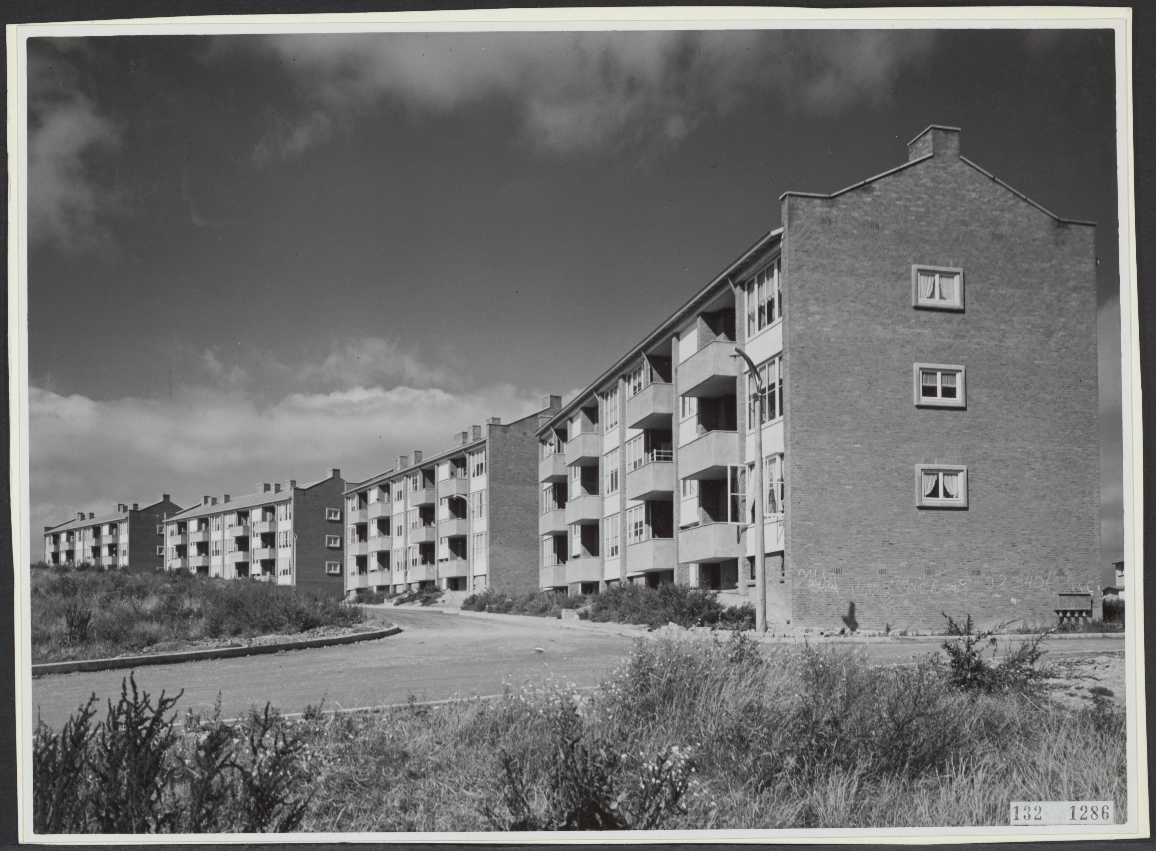 Fotocollectie Rijksvoorlichtingsdienst Eigen — Flatbouw Maastricht. Arch. ir. Dingemans — Foto: Publicam / Hartemink, Piet. Licentie: Set B: Rechtenvrij / Publiek Domein. Bron: Nationaal Archief. http://hdl.handle.net/10648/af567798-d0b4-102d-bcf8-003048976d84