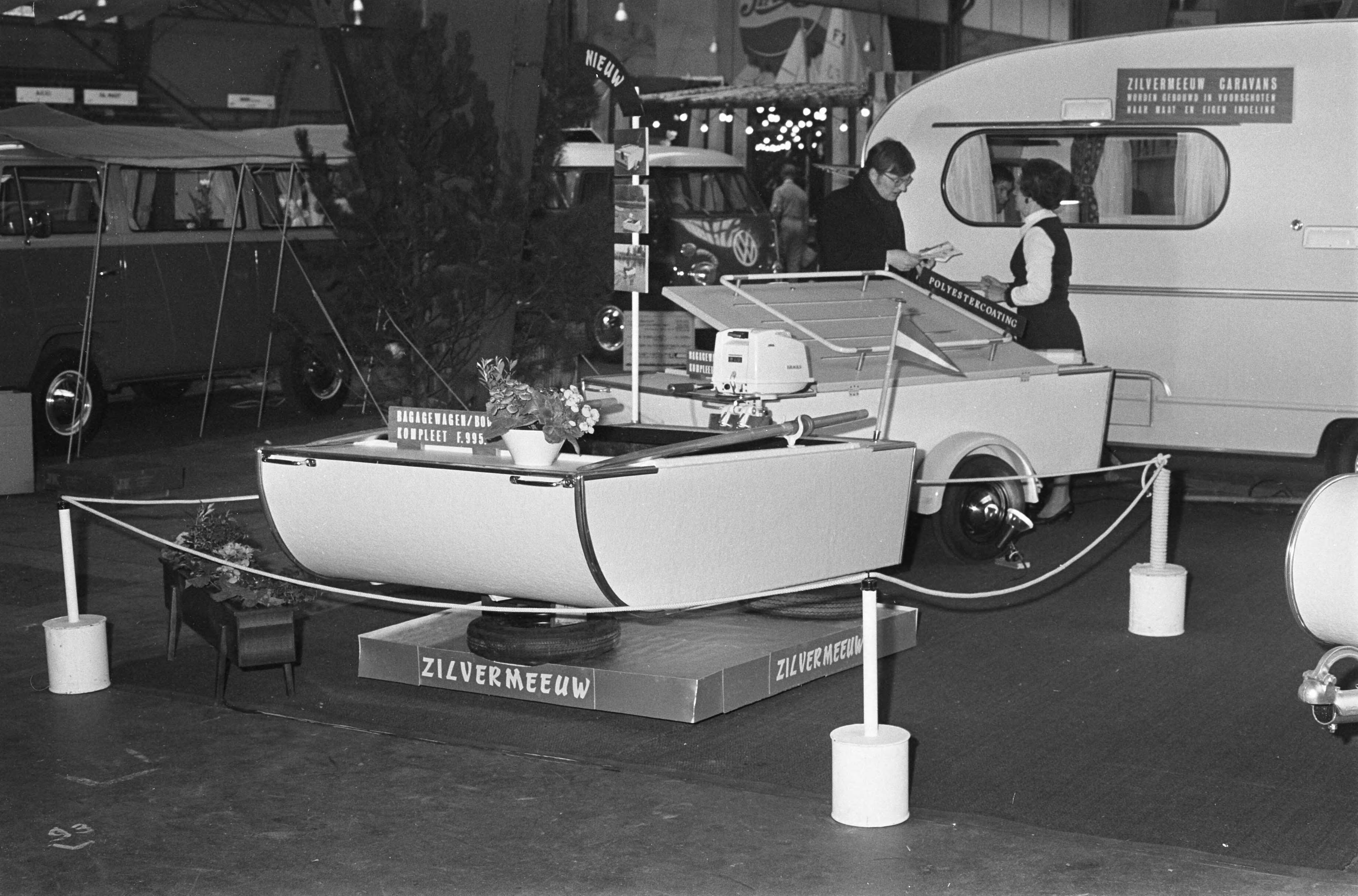 Fotocollectie Anefo — Opening van de 8ste Nat. Kampeer- en Sporttentoonstelling "Kamp Houtrust" door wethouder van Econom. Zaken, B. Bol te Den Haag een kampeerwagen, — Foto: Verhoeff, Bert / Anefo. Licentie: Set B: Rechtenvrij / Publiek Domein. Bron: Nationaal Archief. http://hdl.handle.net/10648/ab653566-d0b4-102d-bcf8-003048976d84