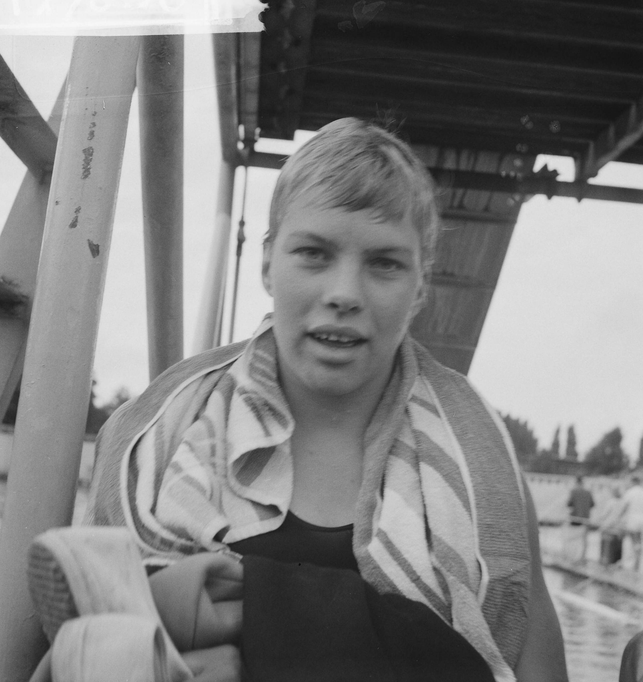 Fotocollectie Anefo — Nederlands kampioenschap zwemmen 1500 meter in Breda. Ineke Tigelaar — Foto: Koch, Eric / Anefo. Licentie: Set B: Rechtenvrij / Publiek Domein. Bron: Nationaal Archief. http://hdl.handle.net/10648/a9dde68e-d0b4-102d-bcf8-003048976d84