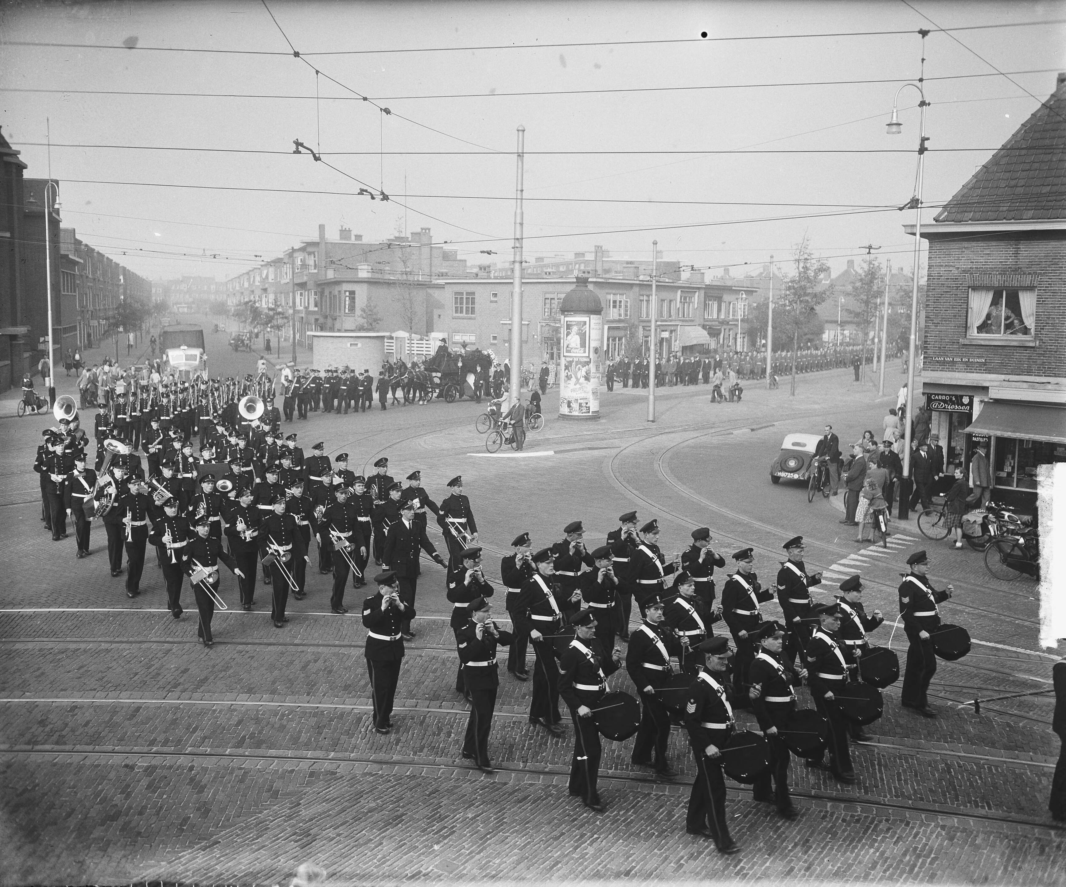 Begrafenis kolonel Strijns in Den Haag (oorsrpronkelijke titel) — Begrafenis van kolonel der Mariniers V.F.M. IJssel de Schepper te Den Haag — Foto: Merk, Ben / Anefo. Licentie: Set B: Rechtenvrij / Publiek Domein. Bron: Nationaal Archief. http://hdl.handle.net/10648/a8cfaf34-d0b4-102d-bcf8-003048976d84