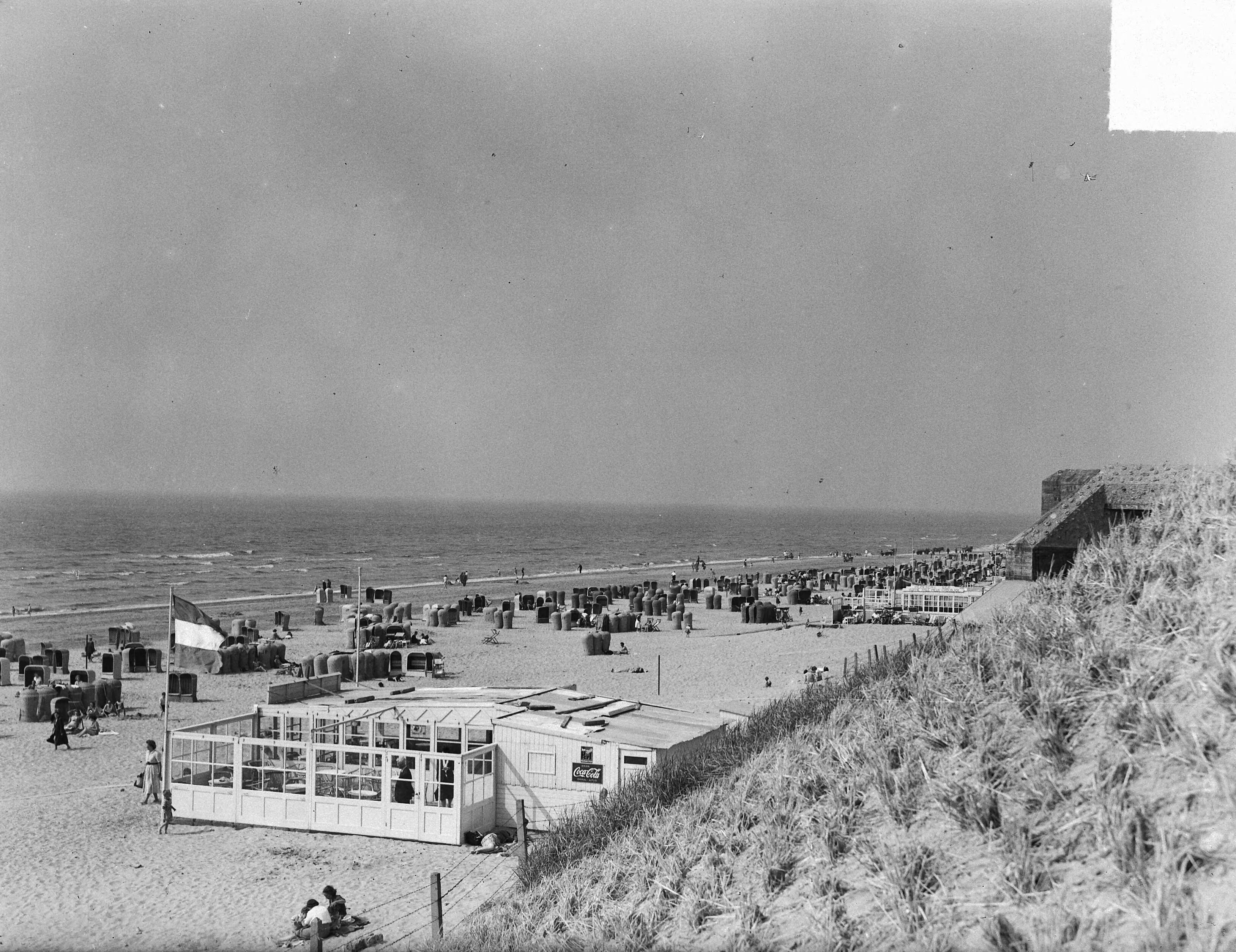 Fotocollectie Anefo — Zomerdrukte Zandvoort — Foto: Pot, Harry / Anefo. Licentie: Set B: Rechtenvrij / Publiek Domein. Bron: Nationaal Archief. http://hdl.handle.net/10648/a8d9b3bc-d0b4-102d-bcf8-003048976d84