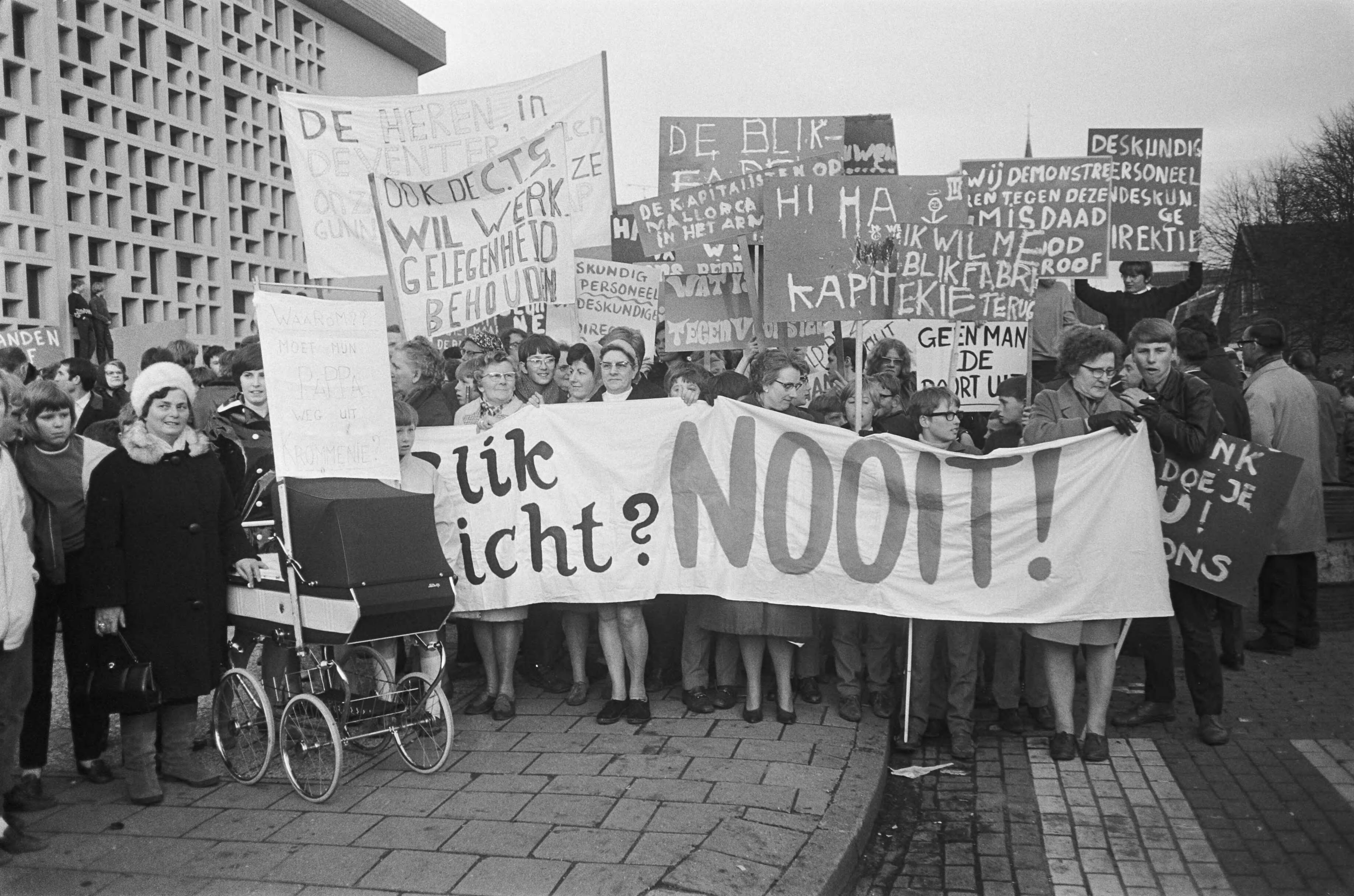 Fotocollectie Anefo — Demonstratie van huismoeders te Krommenie tegen de voorgenomen sluiting van de fabriek van Thomassen Drijver en Verblifa burgm. Tjaberings ontvangt een brief — Foto: Koch, Eric / Anefo. Licentie: Set B: Rechtenvrij / Publiek Domein. Bron: Nationaal Archief. http://hdl.handle.net/10648/ab665428-d0b4-102d-bcf8-003048976d84
