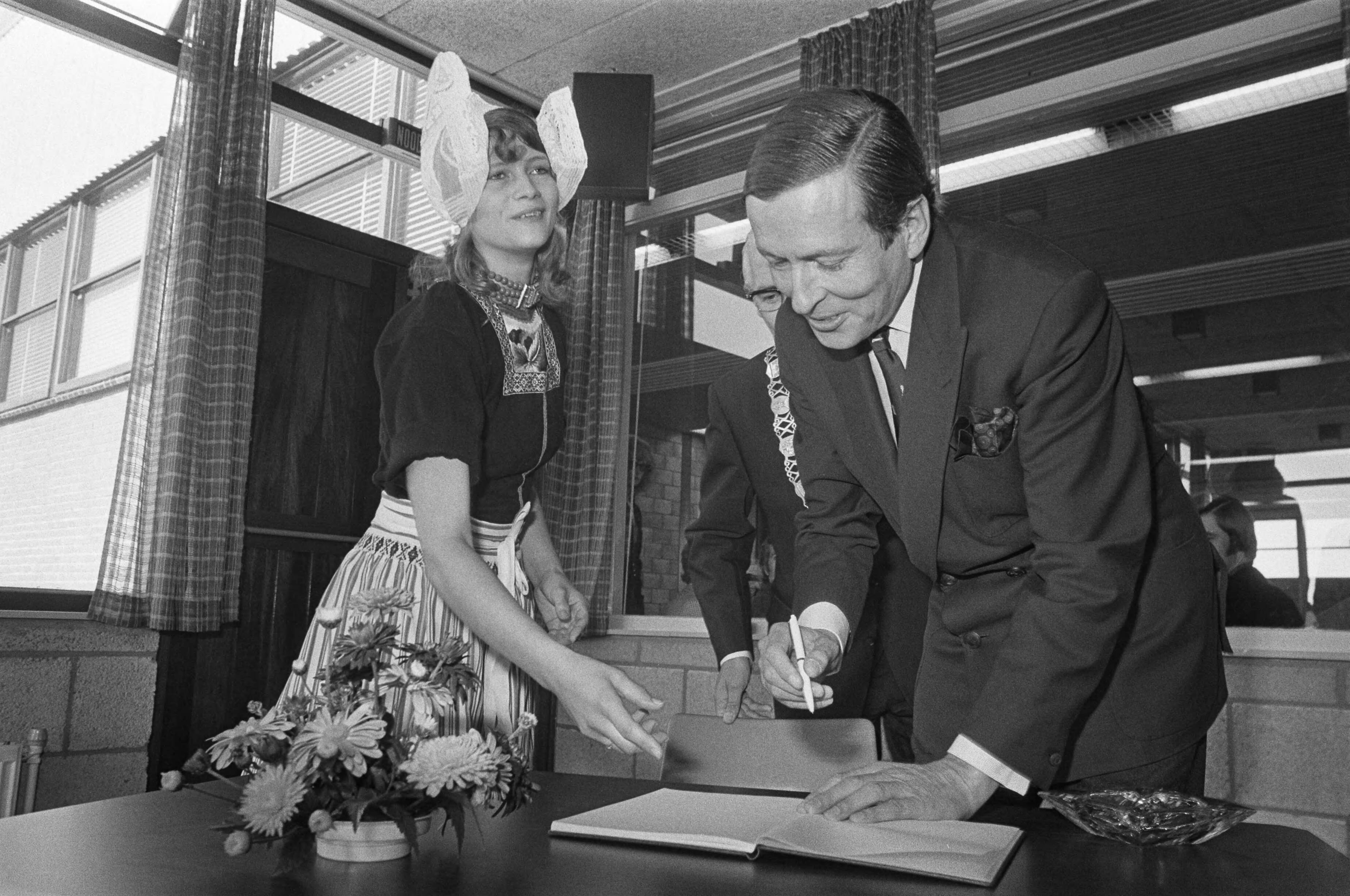 Fotocollectie Anefo — Prins Claus opent sporthal De Seinpaal te Volendam — Foto: Mieremet, Rob / Anefo. Licentie: Set B: Rechtenvrij / Publiek Domein. Bron: Nationaal Archief. http://hdl.handle.net/10648/abf9684e-d0b4-102d-bcf8-003048976d84