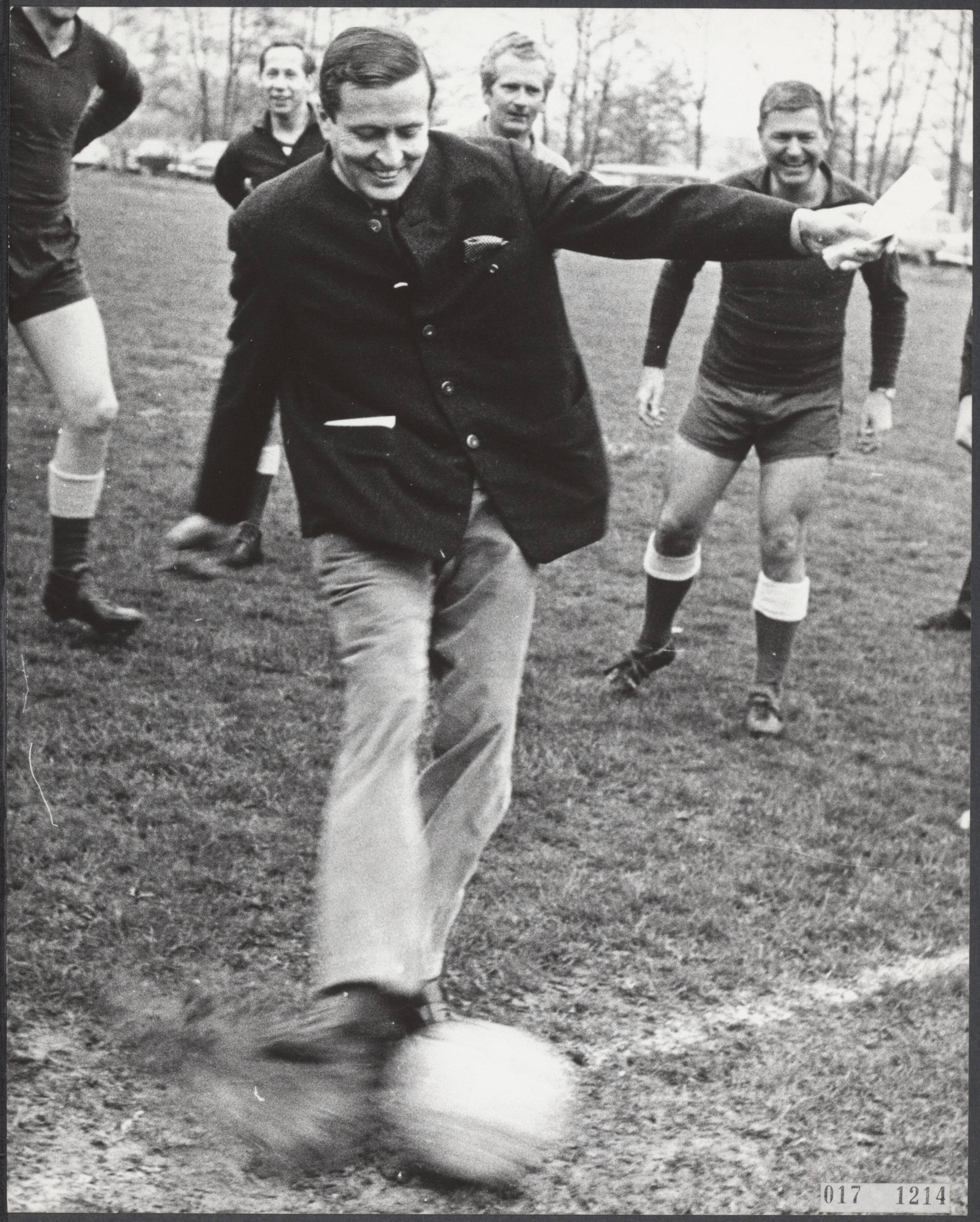 Fotocollectie Elsevier Binnenland — Prins Claus verricht de aftrap bij de voetbalwedstrijd tussen het perselftal van de wachtende journalisten bij kasteel Drakensteyn e personeel van het paleis. De verslaggevers verloren met 6-1 — Foto: Koch, Eric / Anefo. Licentie: Set B: Rechtenvrij / Publiek Domein. Bron: Nationaal Archief. http://hdl.handle.net/10648/adc059bc-d0b4-102d-bcf8-003048976d84