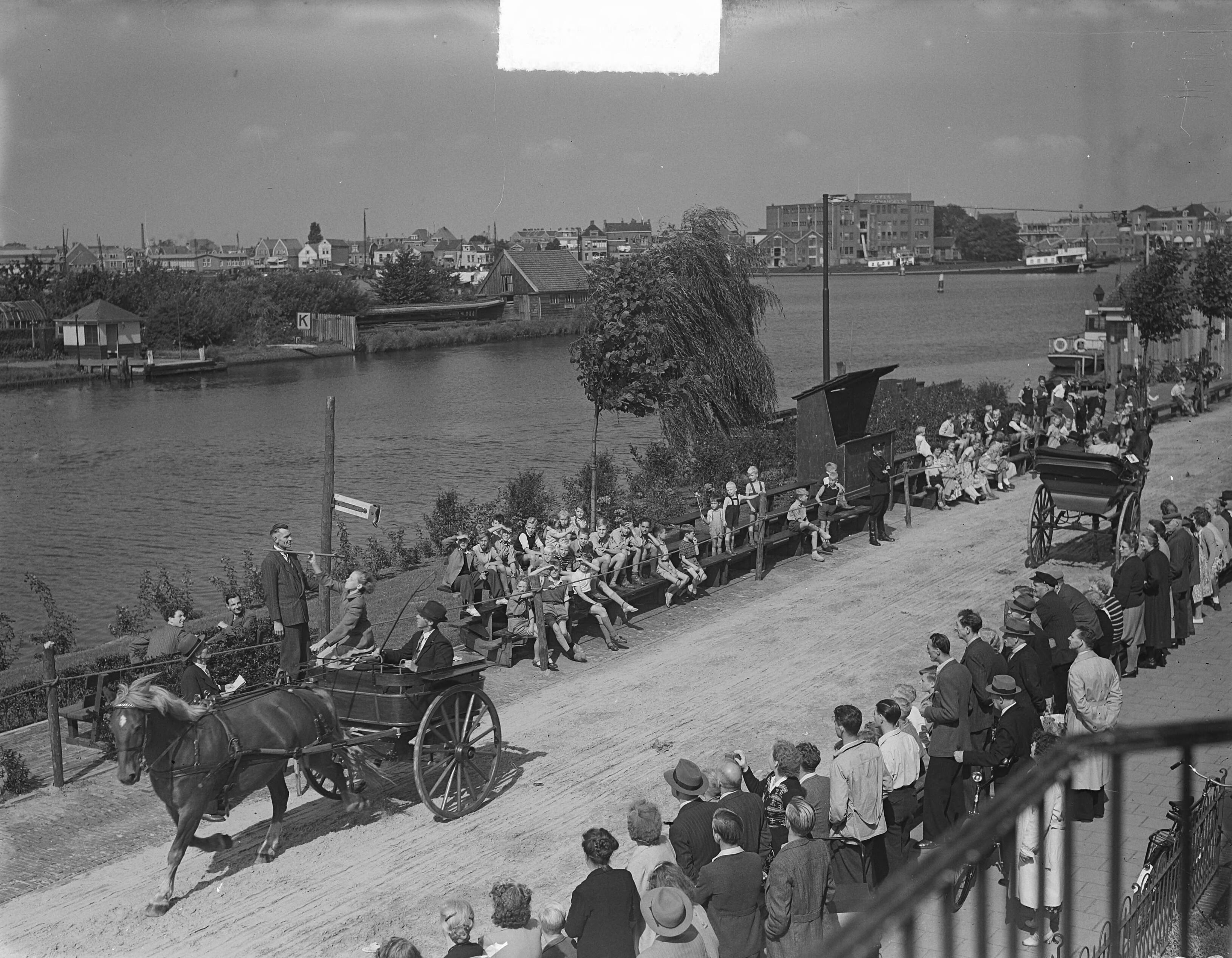 Fotocollectie Anefo — Ringsteken in Zaandam — Foto: Nijs, Jac. de / Anefo. Licentie: Set B: Rechtenvrij / Publiek Domein. Bron: Nationaal Archief. http://hdl.handle.net/10648/a8dd9fae-d0b4-102d-bcf8-003048976d84