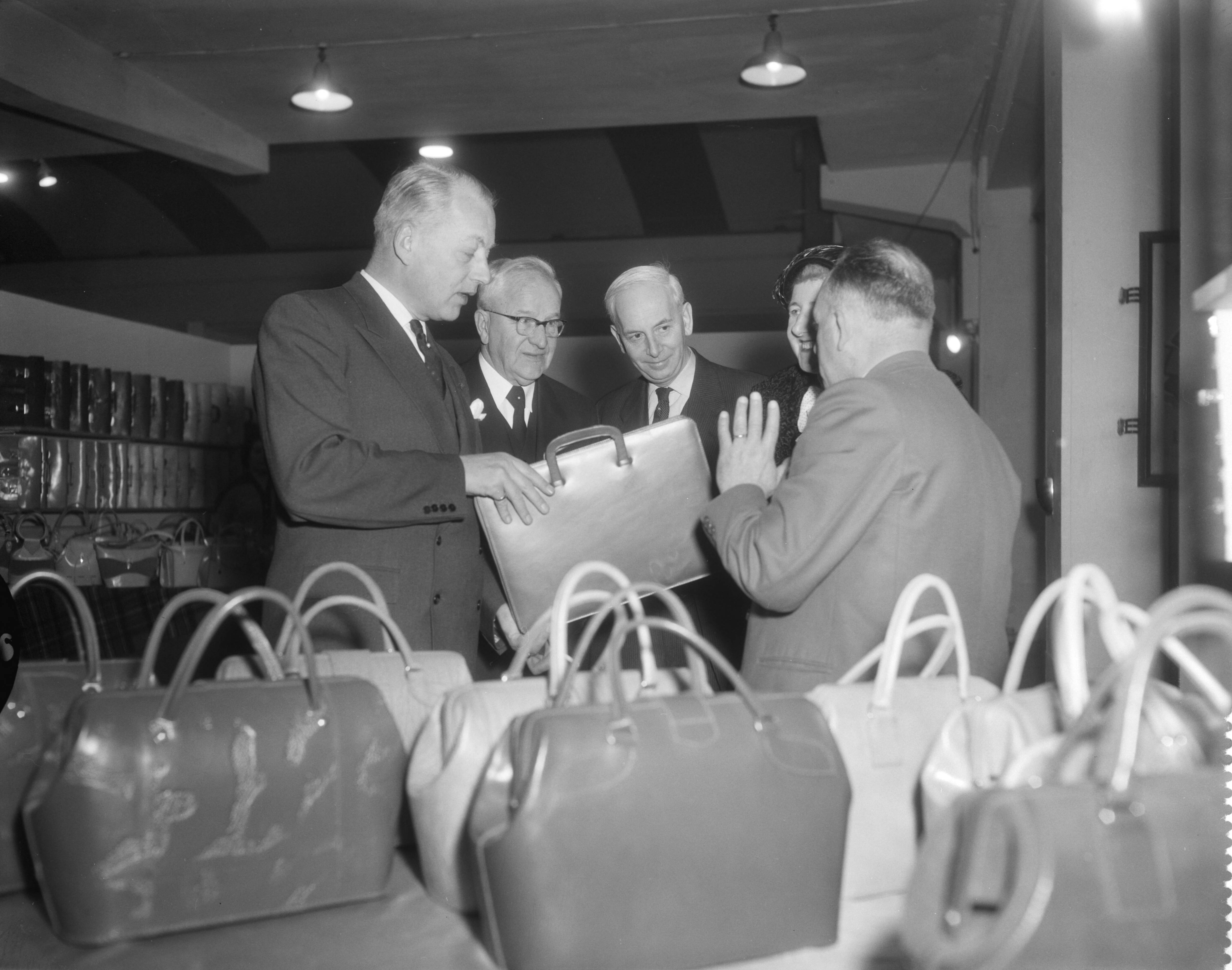 Fotocollectie Anefo — Opening vijfde wintervakbeurs voor lederwaren etc. te Utrecht door burgemeester mr. C. J. A. de Ranitz — Foto: Pot, Harry / Anefo. Licentie: Set B: Rechtenvrij / Publiek Domein. Bron: Nationaal Archief. http://hdl.handle.net/10648/a9721a30-d0b4-102d-bcf8-003048976d84