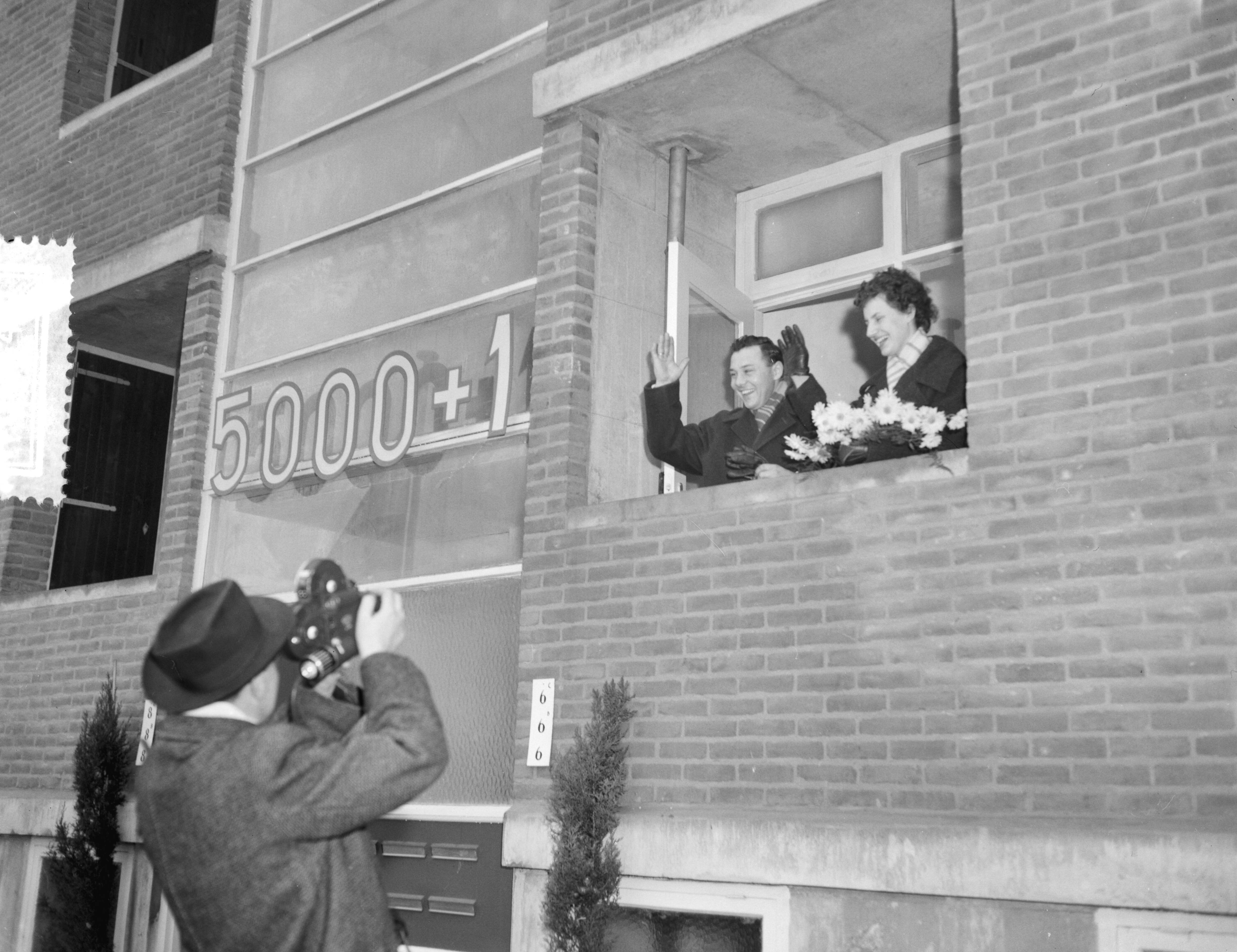 Fotocollectie Anefo — 5000ste na-oorlogse woning te Leeuwarden gereed gekomen. Betreft Beukenstraat nr. 6 in de buurt Heechterp, bewoners de familie Burger op het balkon — Foto: Rossem, Wim van / Anefo. Licentie: Set B: Rechtenvrij / Publiek Domein. Bron: Nationaal Archief. http://hdl.handle.net/10648/a9a2bdc0-d0b4-102d-bcf8-003048976d84