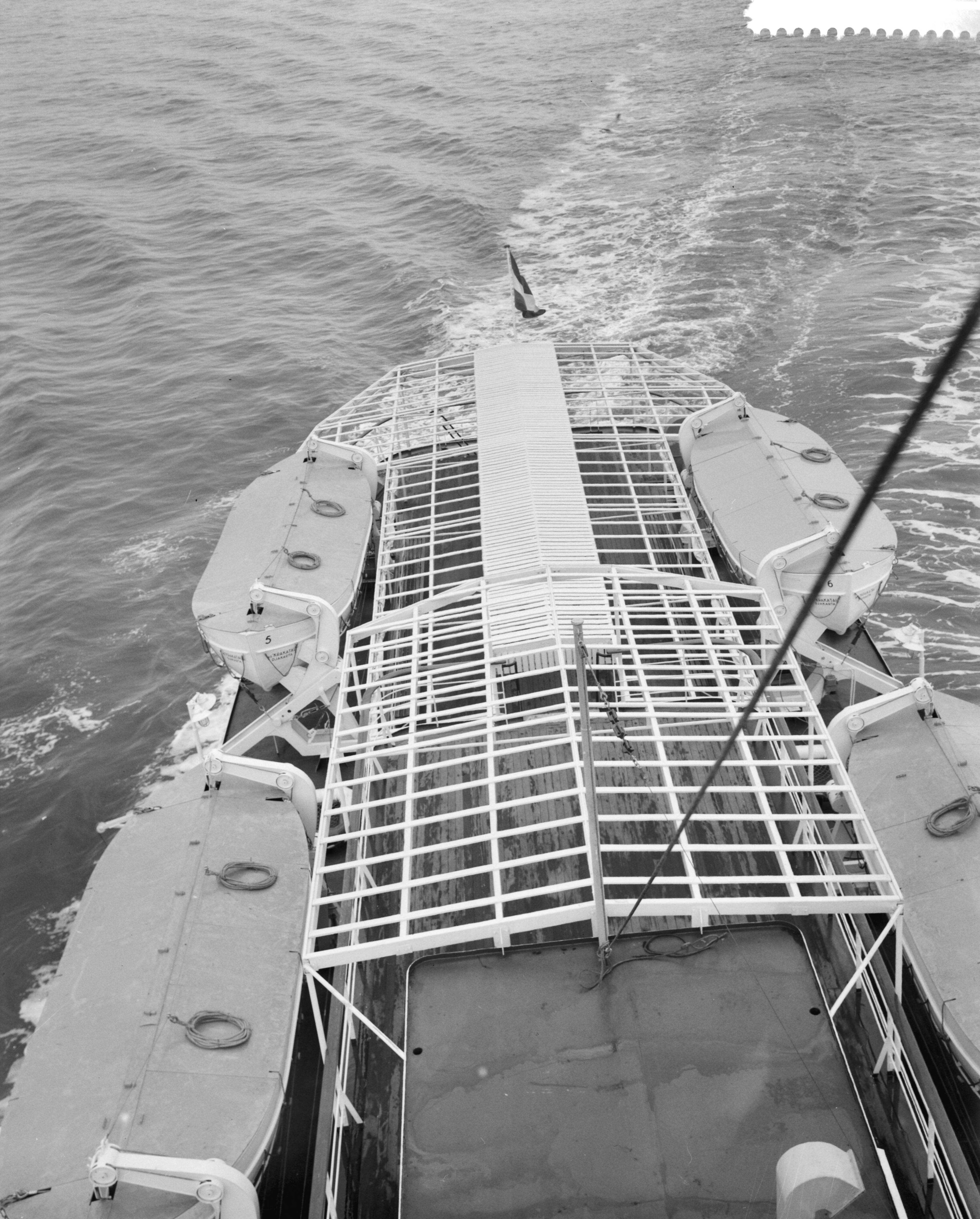 Fotocollectie Anefo — Proefvaart bij de Zaanlandse Scheepsbouw Maatschappij — Foto: Rossem, Wim van / Anefo. Licentie: Set B: Rechtenvrij / Publiek Domein. Bron: Nationaal Archief. http://hdl.handle.net/10648/a9ad954c-d0b4-102d-bcf8-003048976d84