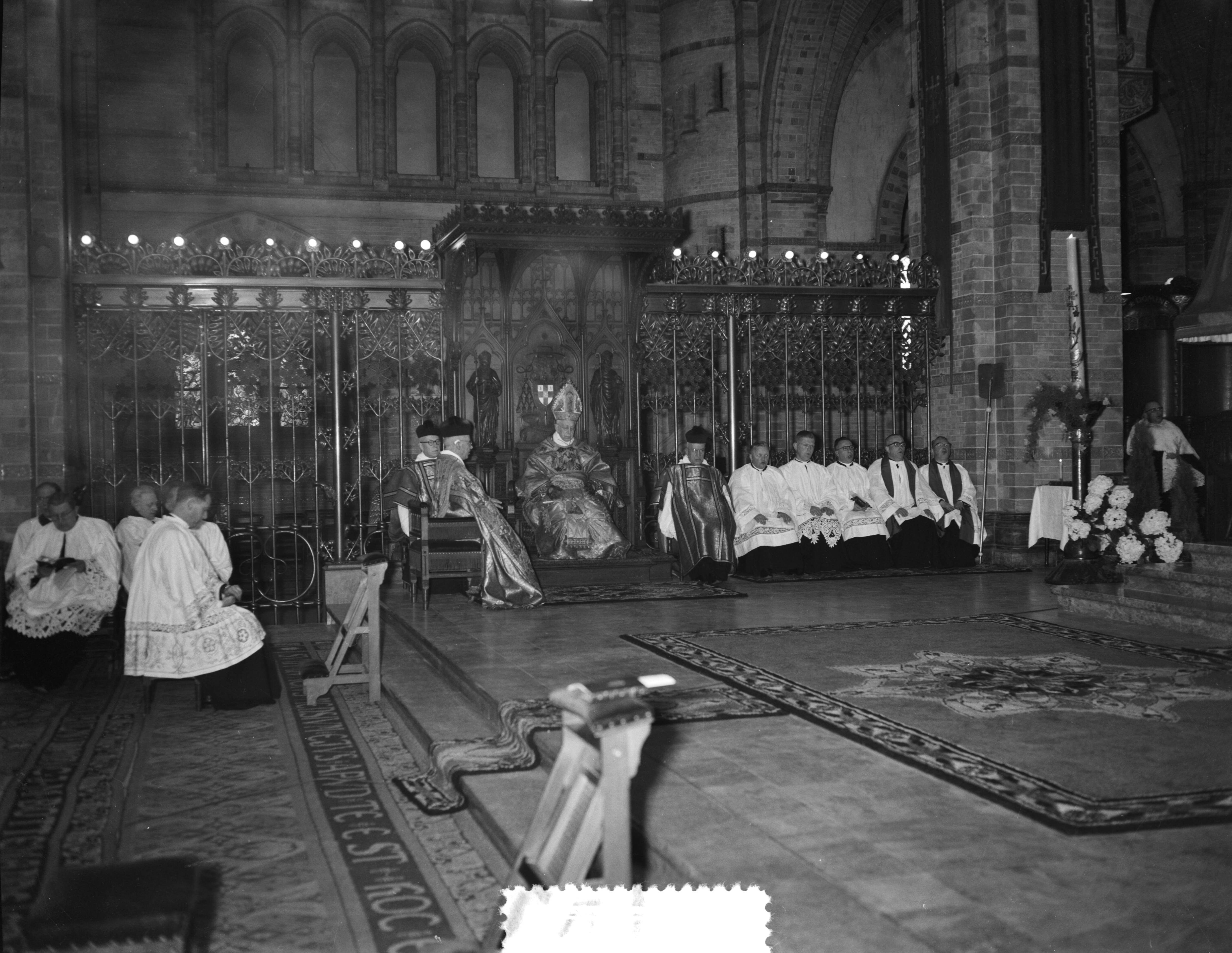 Fotocollectie Anefo — Priesters van het Rotterdams diocees nemen afscheid van de bisschop van Haarlem, mgr. J.P. Huibers — Foto: Rossem, Wim van / Anefo. Licentie: Set B: Rechtenvrij / Publiek Domein. Bron: Nationaal Archief. http://hdl.handle.net/10648/a9469dd8-d0b4-102d-bcf8-003048976d84