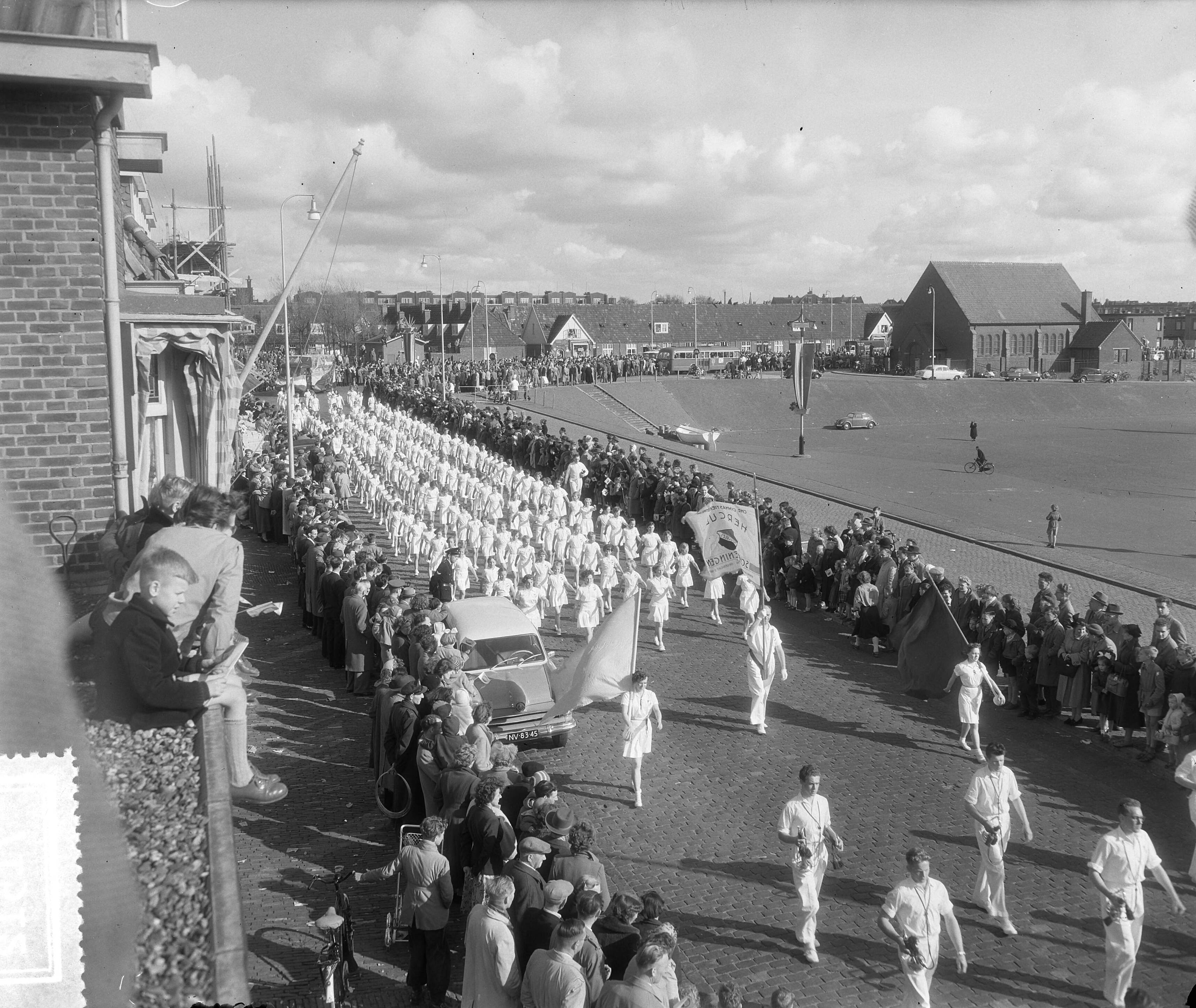 Fotocollectie Anefo — Vlaggetjesdag Scheveningen, vlootrevue en optocht — Foto: Rossem, Wim van / Anefo. Licentie: Set B: Rechtenvrij / Publiek Domein. Bron: Nationaal Archief. http://hdl.handle.net/10648/a935b95a-d0b4-102d-bcf8-003048976d84