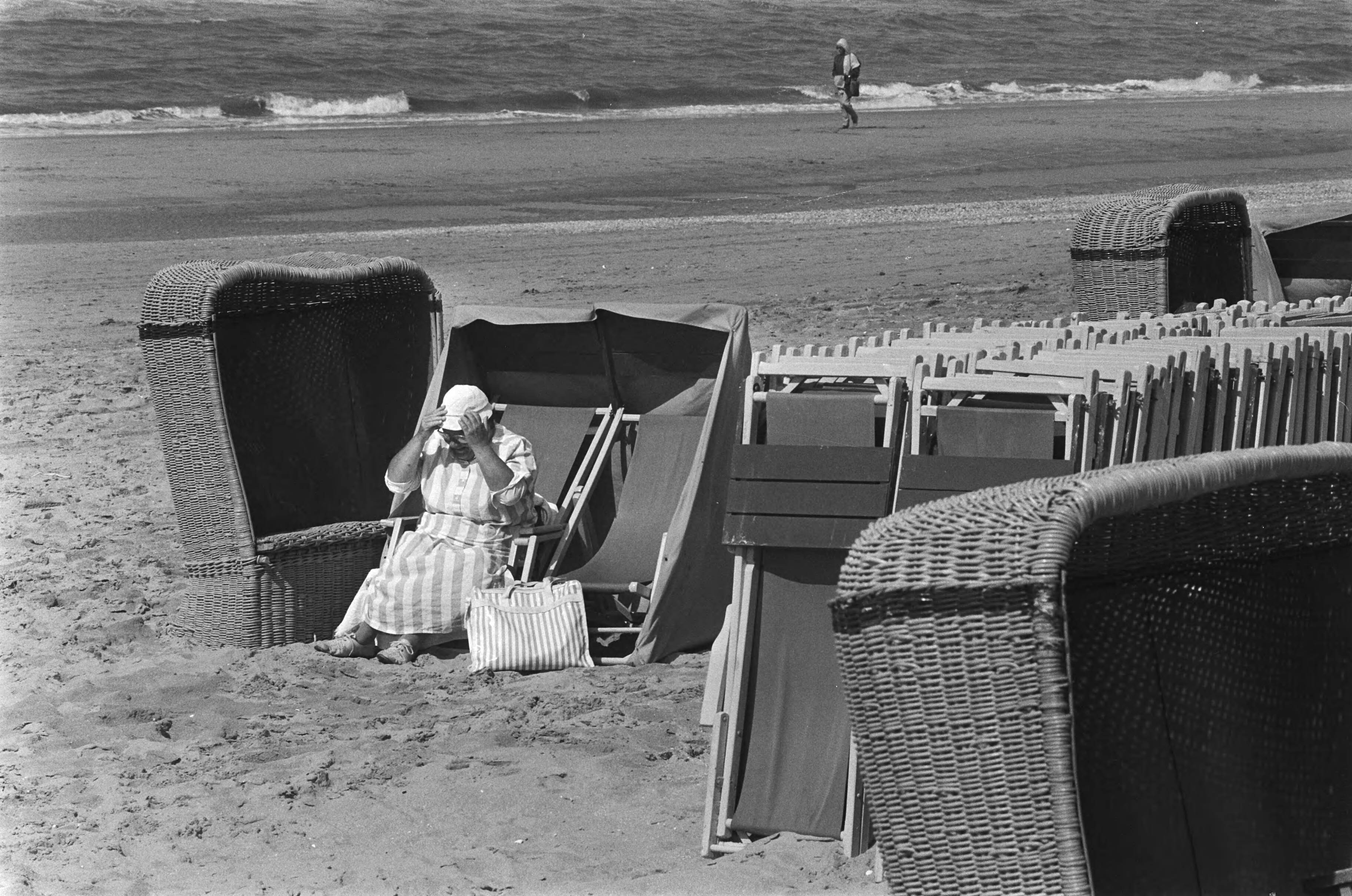 Fotocollectie Anefo — Slechte zomer voor badplaatsen; vrijwel leeg strand Zandvoort — Foto: Vollebregt, Sjakkelien / Anefo. Licentie: Set B: Rechtenvrij / Publiek Domein. Bron: Nationaal Archief. http://hdl.handle.net/10648/ad4984e0-d0b4-102d-bcf8-003048976d84