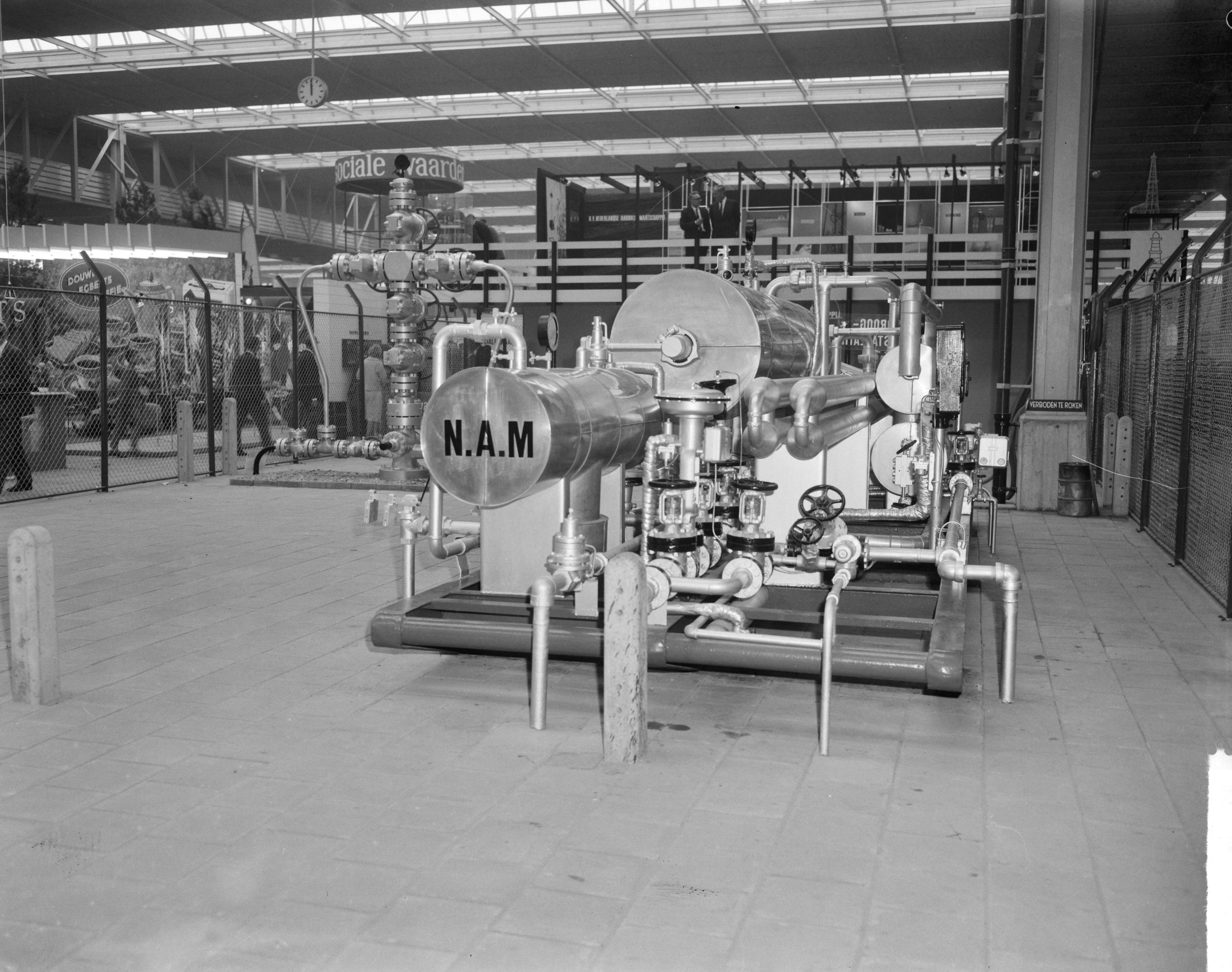 Fotocollectie Anefo — Stand van de NAM op de tentoonstelling "Frisiana" te Leeuwarden (Opdracht NAM) — Foto: Bilsen, Joop van / Anefo. Licentie: Set B: Rechtenvrij / Publiek Domein. Bron: Nationaal Archief. http://hdl.handle.net/10648/aa45f38c-d0b4-102d-bcf8-003048976d84