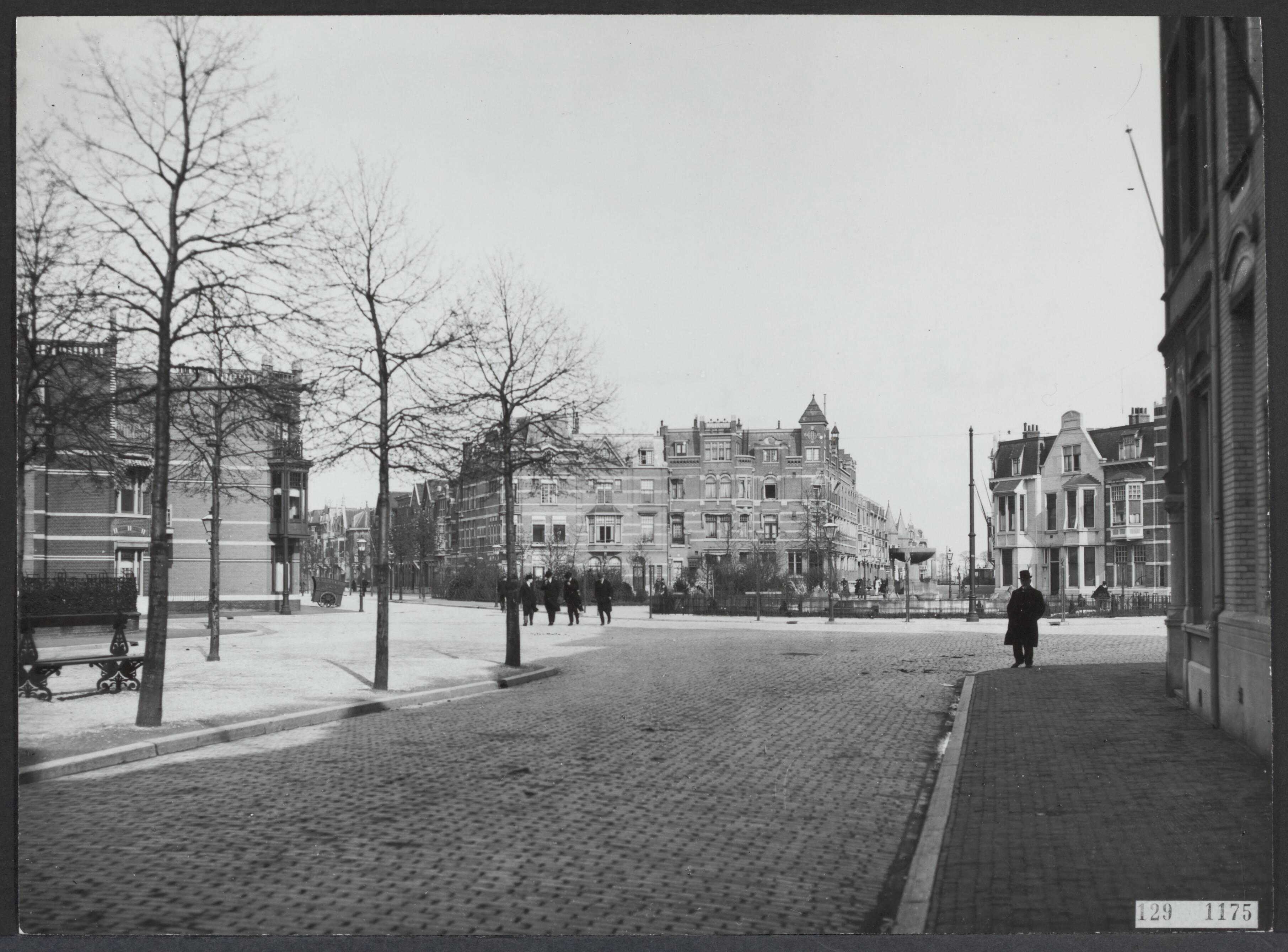 Fotocollectie Rijksvoorlichtingsdienst Eigen — Den Haag. Juliana van Stolbergplein — Foto: Fotodienst Gemeente Den Haag. Licentie: Set B: Rechtenvrij / Publiek Domein. Bron: Nationaal Archief. http://hdl.handle.net/10648/af48e5ba-d0b4-102d-bcf8-003048976d84