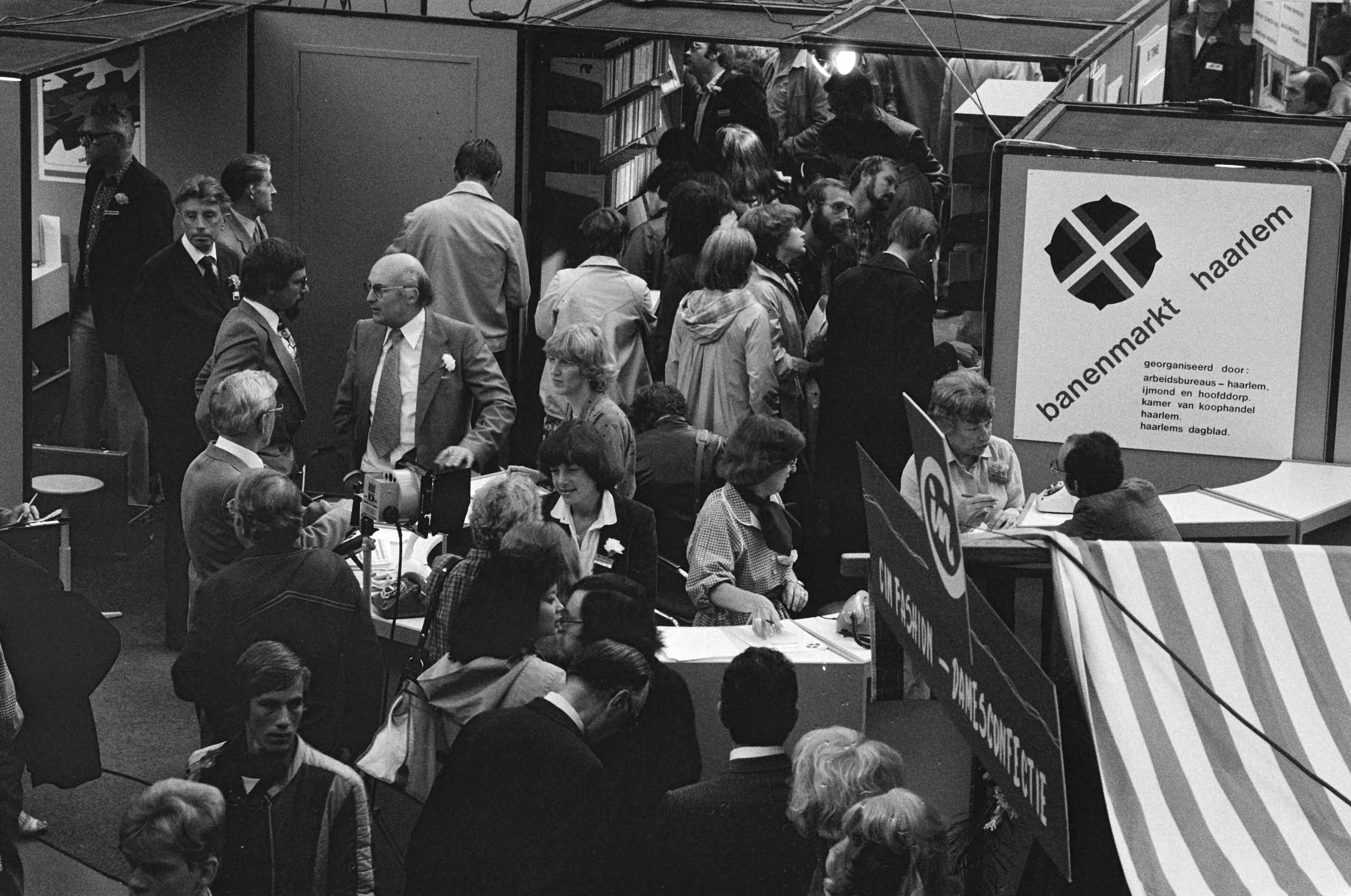Opening van de banenmarkt in Haarlem door Minister Albeda van Sociale Zaken — Drukte tussen de stands — Foto: Bogaerts, Rob / Anefo. Licentie: Set B: Rechtenvrij / Publiek Domein. Bron: Nationaal Archief. http://hdl.handle.net/10648/accfa3c8-d0b4-102d-bcf8-003048976d84
