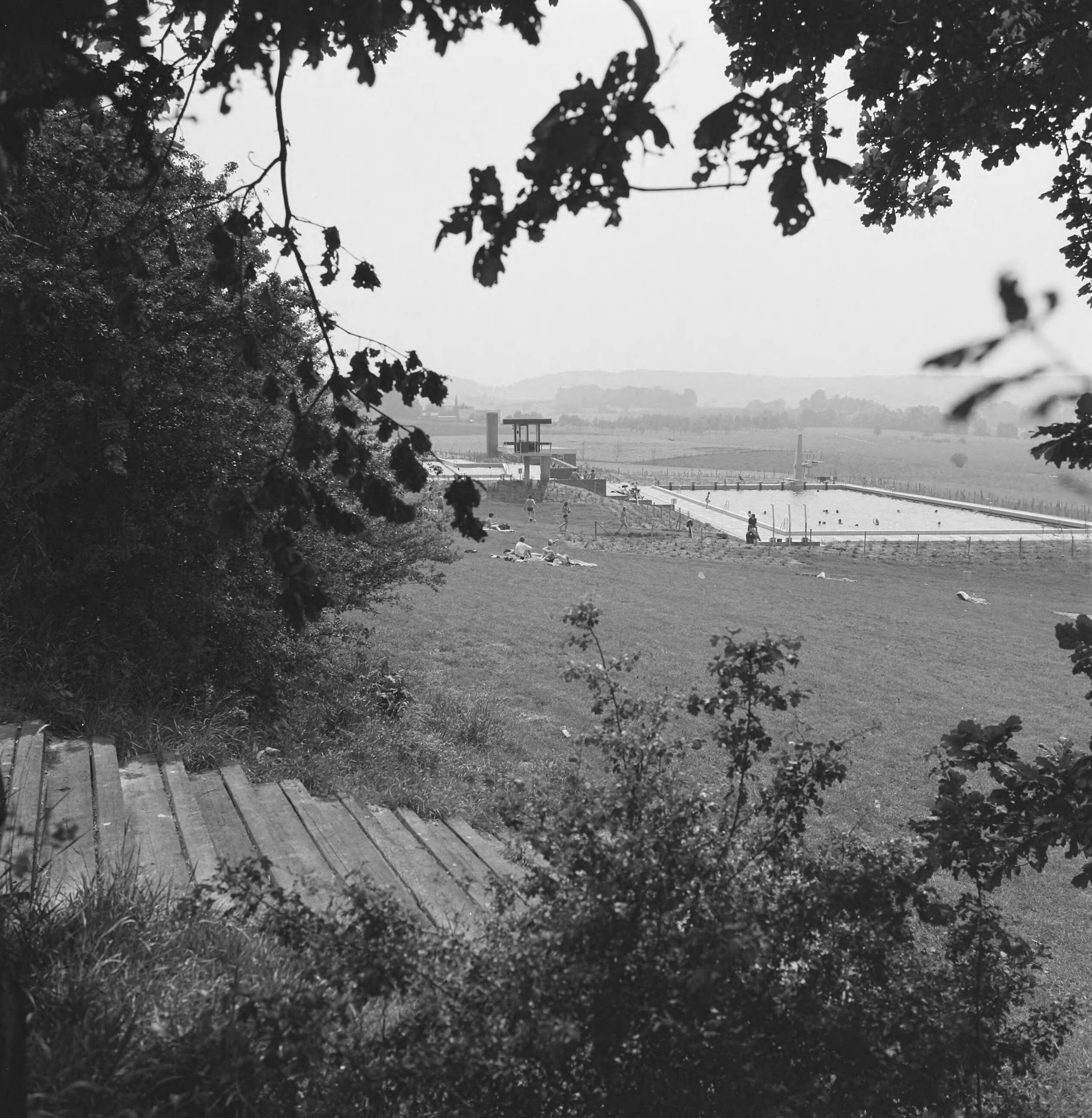 Fotocollectie Nederlandse Heidemaatschappij — Openlucht zwembad te Vaals. Ontwerp A.A. — Foto: Fotograaf Onbekend / Heidemij. Licentie: Set B: Rechtenvrij / Publiek Domein. Bron: Nationaal Archief. http://hdl.handle.net/10648/ae839f76-d0b4-102d-bcf8-003048976d84