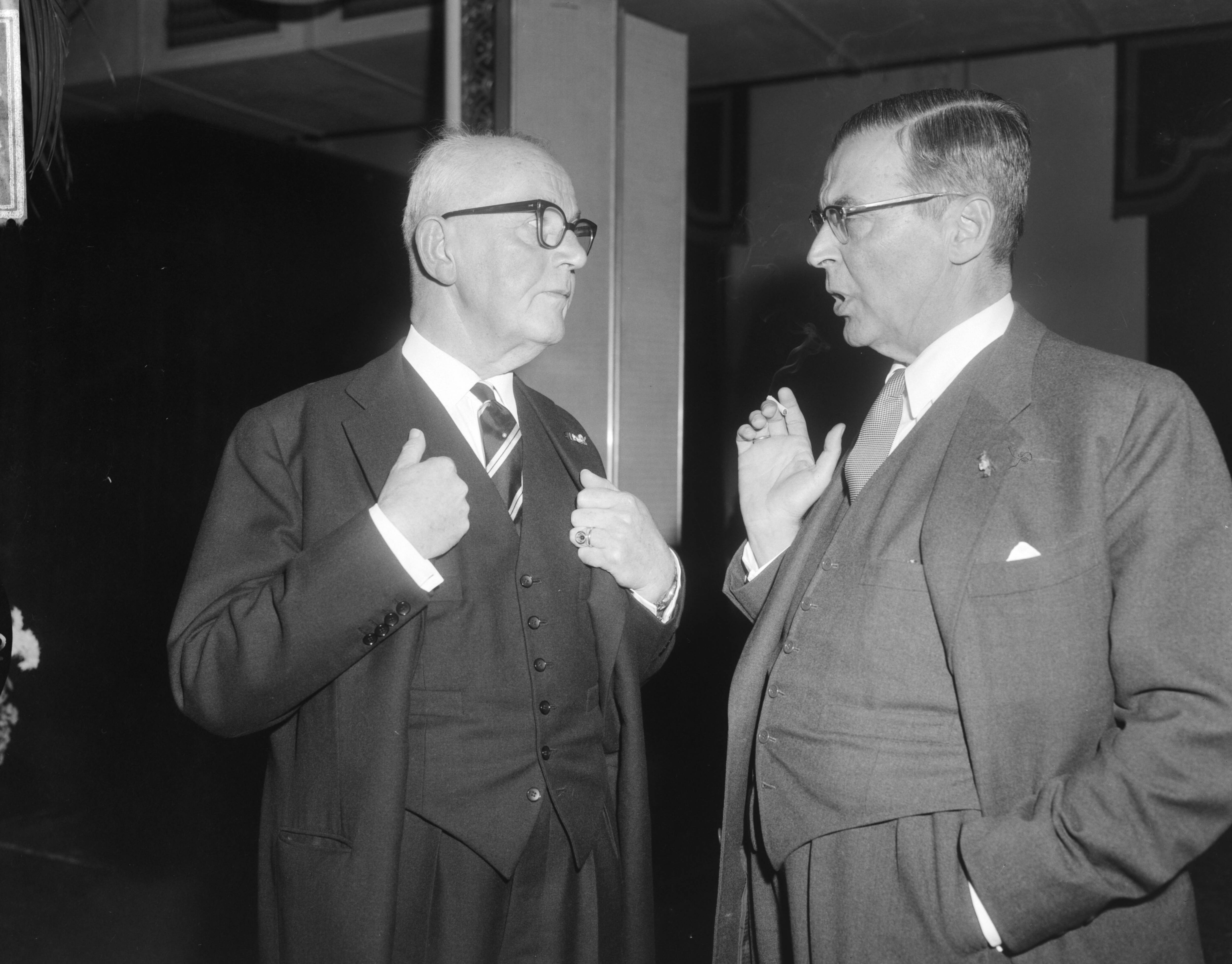 Viering van het tienjarig jubileum van het Nederlands Genootschap van Burgemeesters in het Kurhaus te Scheveningen — Burgemeester van Amsterdam Van Hall (r.) en Burgemeester Kolfschoten van Den Haag — Foto: Bilsen, Joop van / Anefo. Licentie: Set B: Rechtenvrij / Publiek Domein. Bron: Nationaal Archief. http://hdl.handle.net/10648/aac6649a-d0b4-102d-bcf8-003048976d84