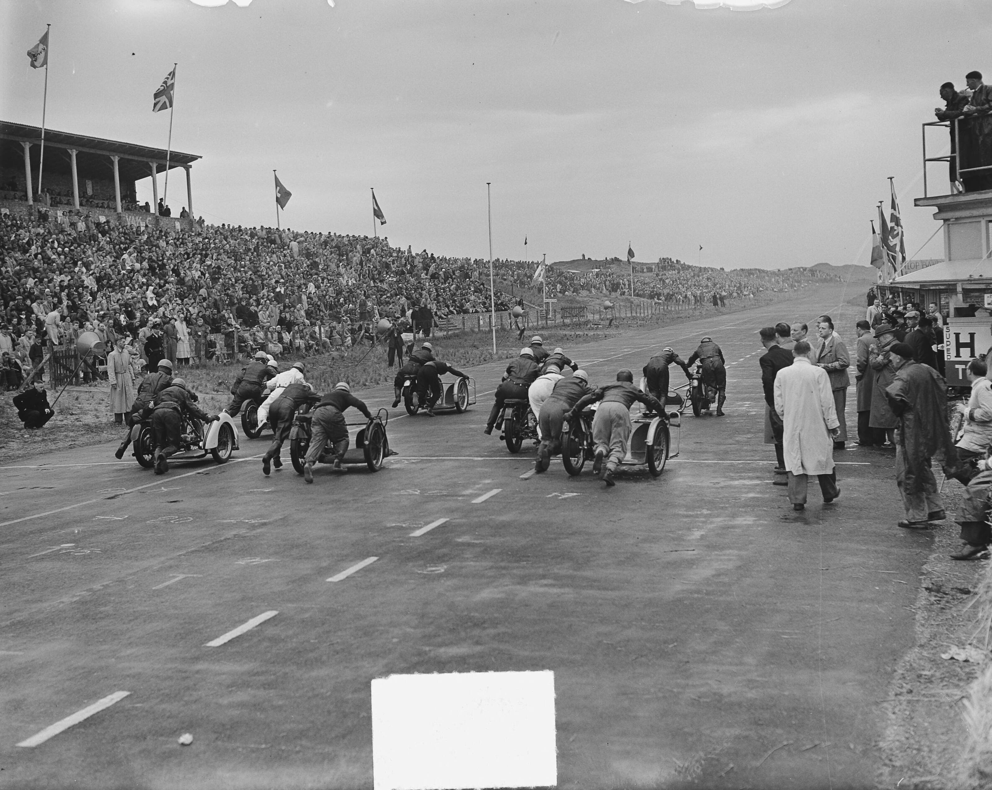 Fotocollectie Anefo — Internationale Motorraces te Zandvoort. Start zijspannen — Foto: Bilsen, Joop van / Anefo. Licentie: Set B: Rechtenvrij / Publiek Domein. Bron: Nationaal Archief. http://hdl.handle.net/10648/a8e9a93e-d0b4-102d-bcf8-003048976d84