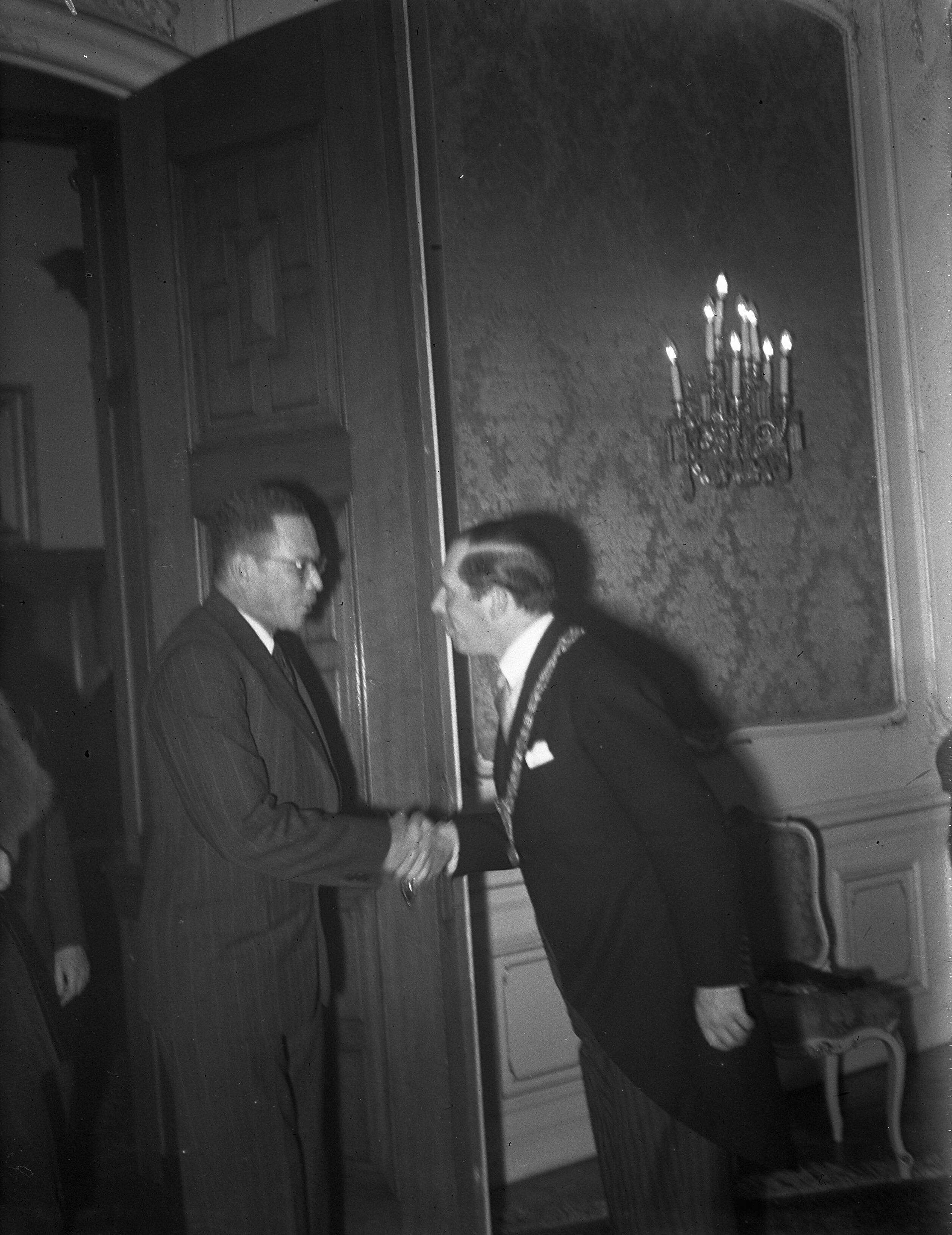 Fotocollectie Anefo — De Surinaamse en Antilliaanse delegaties [naar de Rondetafelconferentie West-Indië]. Receptie gemeentebestuur Den Haag. [rechts burgemeester W.A.J. Visser] — Foto: Oorschot, […] van / Anefo. Licentie: Set B: Rechtenvrij / Publiek Domein. Bron: Nationaal Archief. http://hdl.handle.net/10648/a8b22b1c-d0b4-102d-bcf8-003048976d84