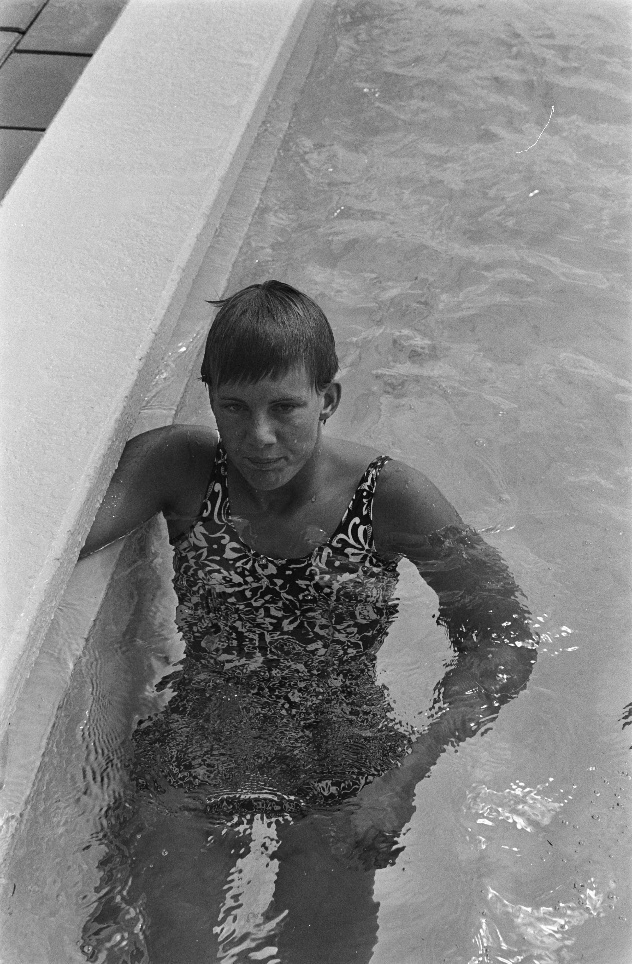 Fotocollectie Anefo — Nationale kampioenschappen zwemmen te Leeuwarden — Foto: Verhoeff, Bert / Anefo. Licentie: Set B: Rechtenvrij / Publiek Domein. Bron: Nationaal Archief. http://hdl.handle.net/10648/ab9d315a-d0b4-102d-bcf8-003048976d84