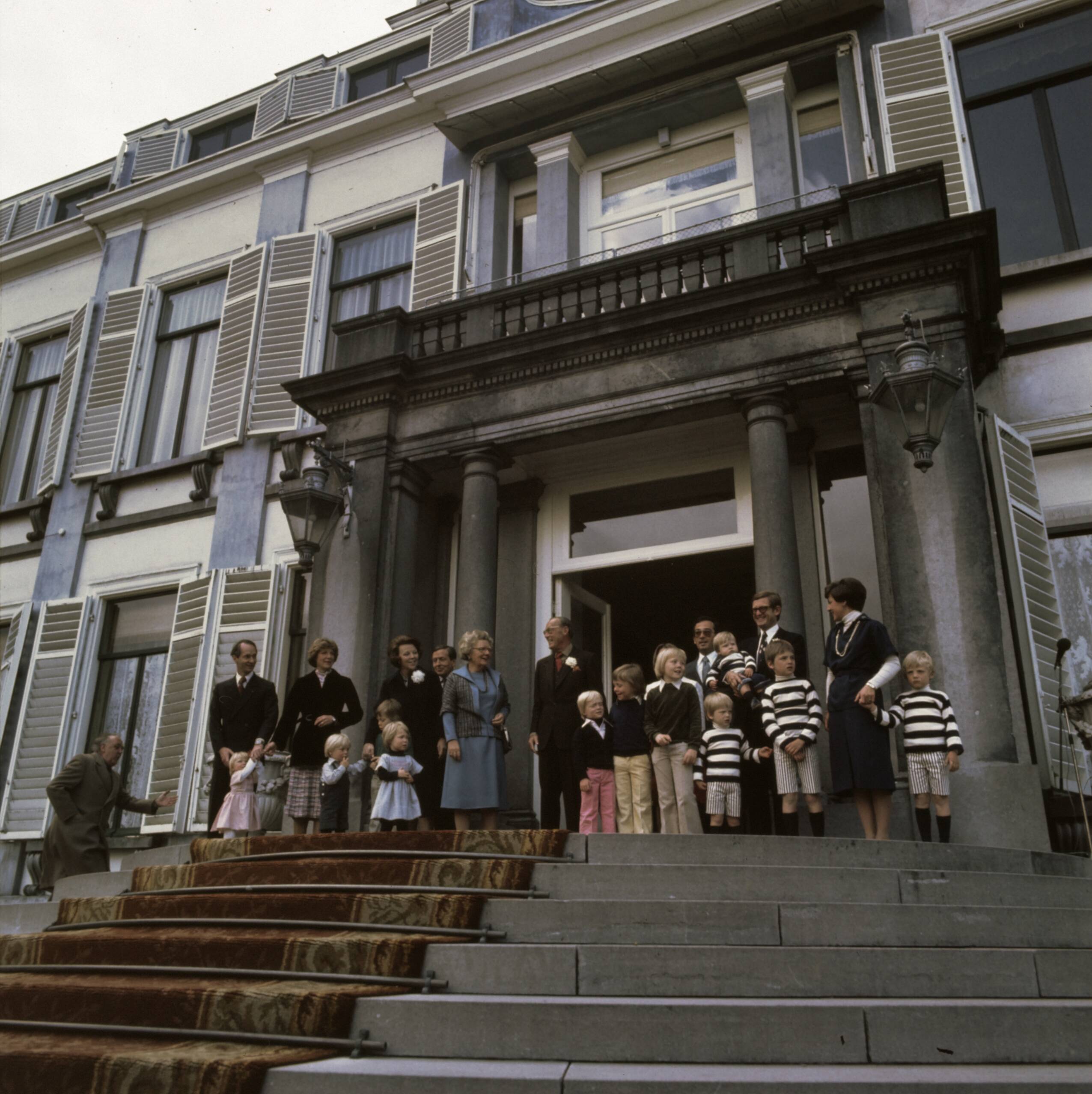 Fotocollectie Anefo — Defile Soestdijk 1976; gehele Koninklijke Familie op bordes (inclusief Prinsjes) — Foto: Mieremet, Rob / Anefo. Licentie: Set B: Rechtenvrij / Publiek Domein. Bron: Nationaal Archief. http://hdl.handle.net/10648/ad94070e-d0b4-102d-bcf8-003048976d84