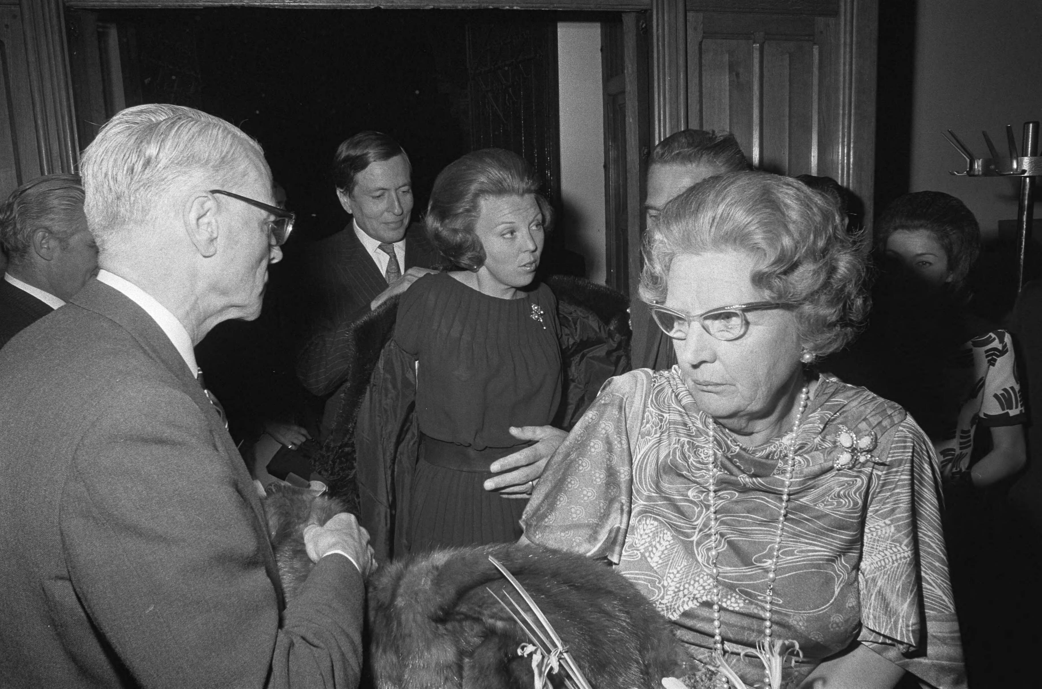 Fotocollectie Anefo — Herdenkingsbijeenkomst 2500 jaar Perzie in Ridderzaal, Den Haag — Foto: Verhoeff, Bert / Anefo. Licentie: Set B: Rechtenvrij / Publiek Domein. Bron: Nationaal Archief. http://hdl.handle.net/10648/abd34c90-d0b4-102d-bcf8-003048976d84