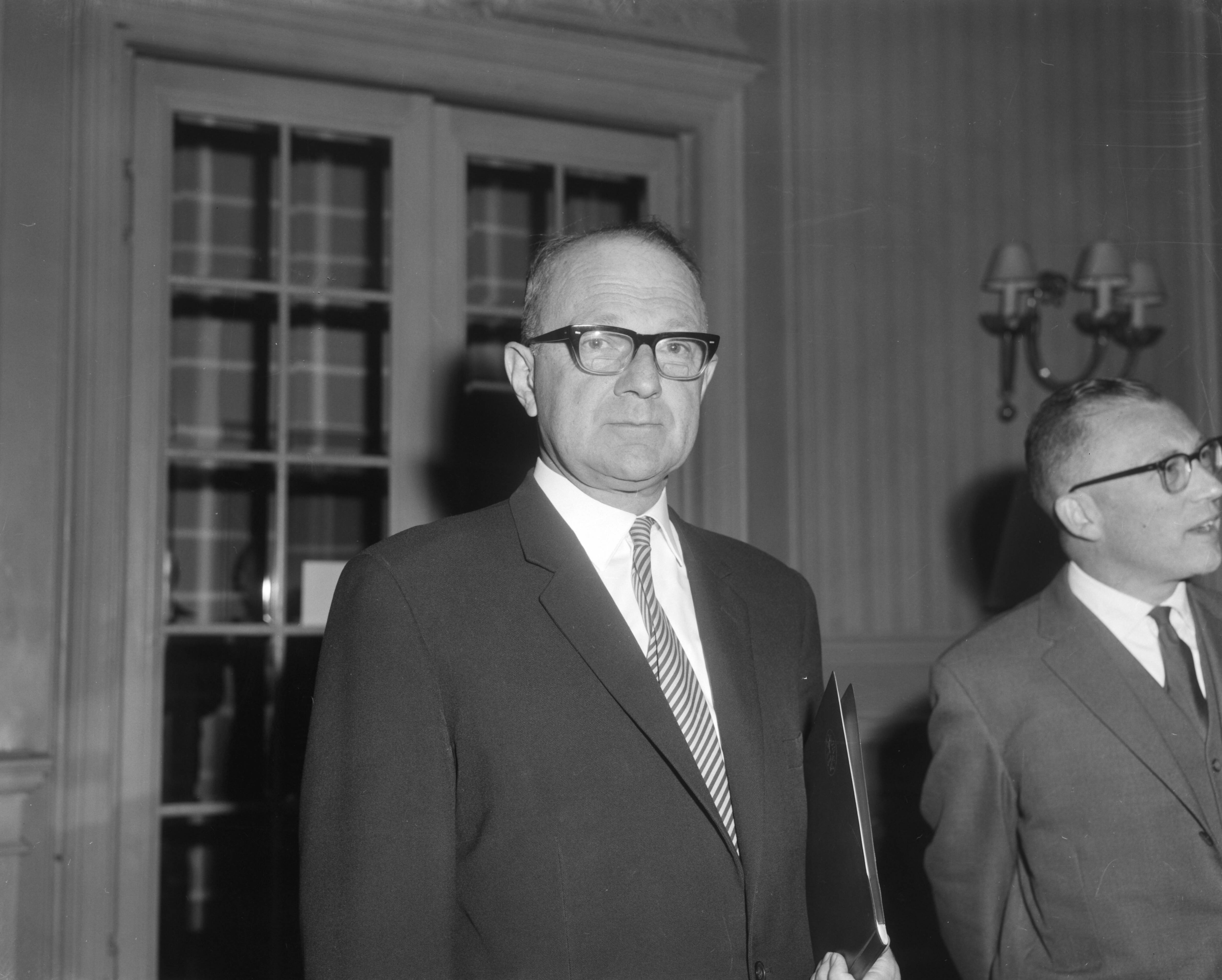 Fotocollectie Anefo — Koningin Juliana woont in het Kurhaus in Scheveningen het congres van het Genootschap "Onze Taal" bij. Prof.dr. C.A. Zaalberg — Foto: Bilsen, Joop van / Anefo. Licentie: Set B: Rechtenvrij / Publiek Domein. Bron: Nationaal Archief. http://hdl.handle.net/10648/aa7d8cca-d0b4-102d-bcf8-003048976d84